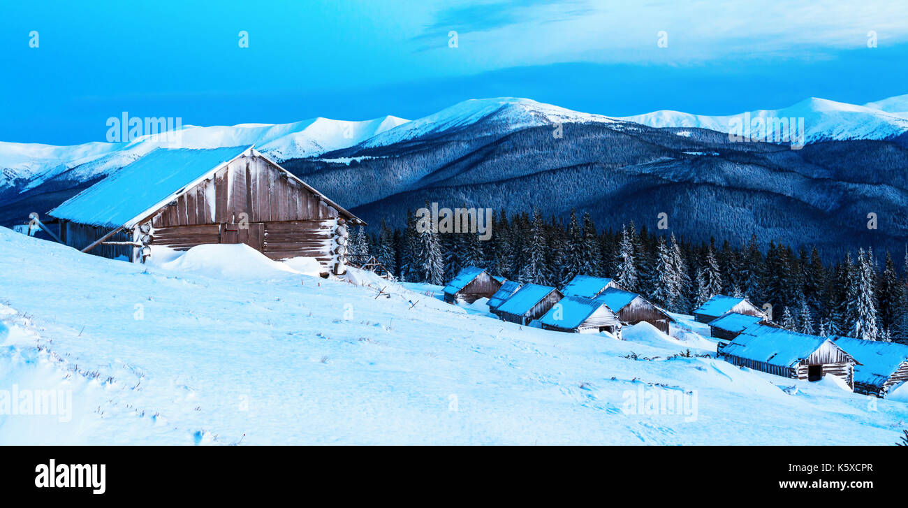 Cabina innevati in inverno le montagne Foto Stock