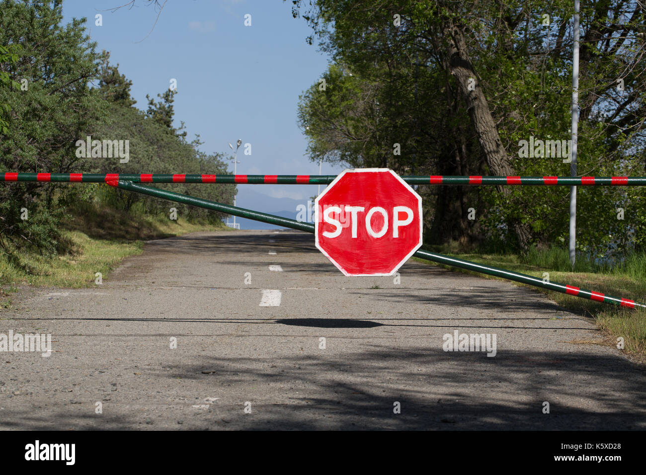 Cartello stradale attaccato alla barriera. Foto Stock