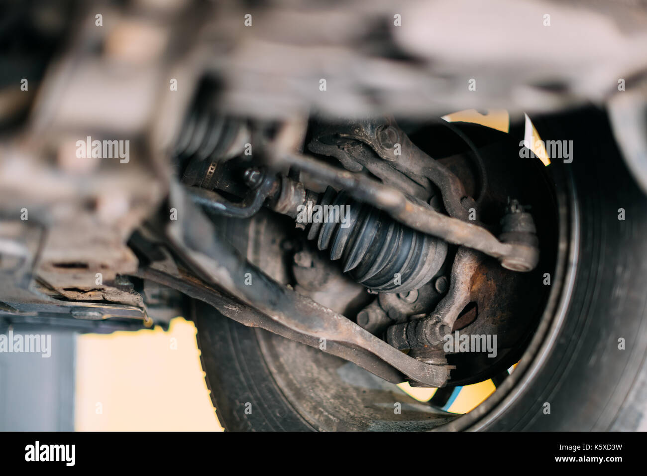 Pompa pneumatico portatile per il gonfiaggio della ruota dell'auto, vista  dal basso. Dispositivo di gonfiaggio pneumatici con manometro su strada in  primo piano Foto stock - Alamy