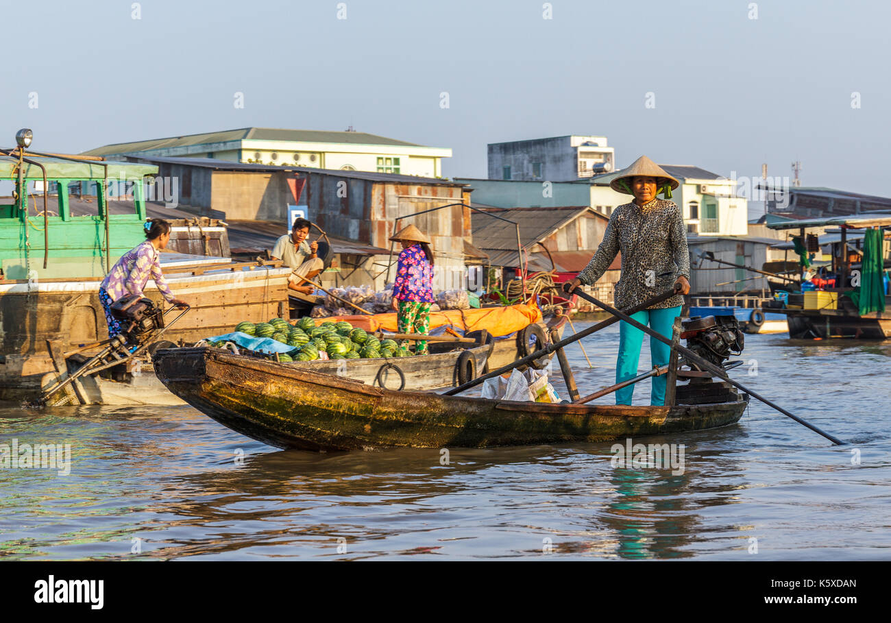 Can Tho, vietnam - 3/24/2016: mercanti e re-venditori a cai rang mercato galleggiante sul fiume Mekong. Foto Stock