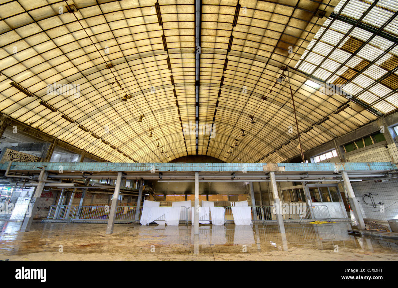 Interno di una vecchia e abbandonata fabbrica di latte Foto Stock