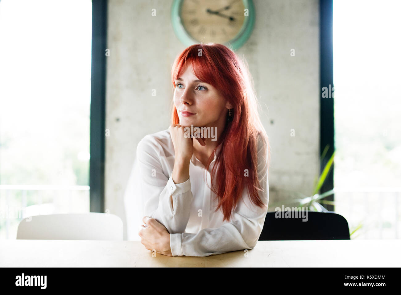 Imprenditrice seduto alla scrivania nel suo ufficio. Foto Stock