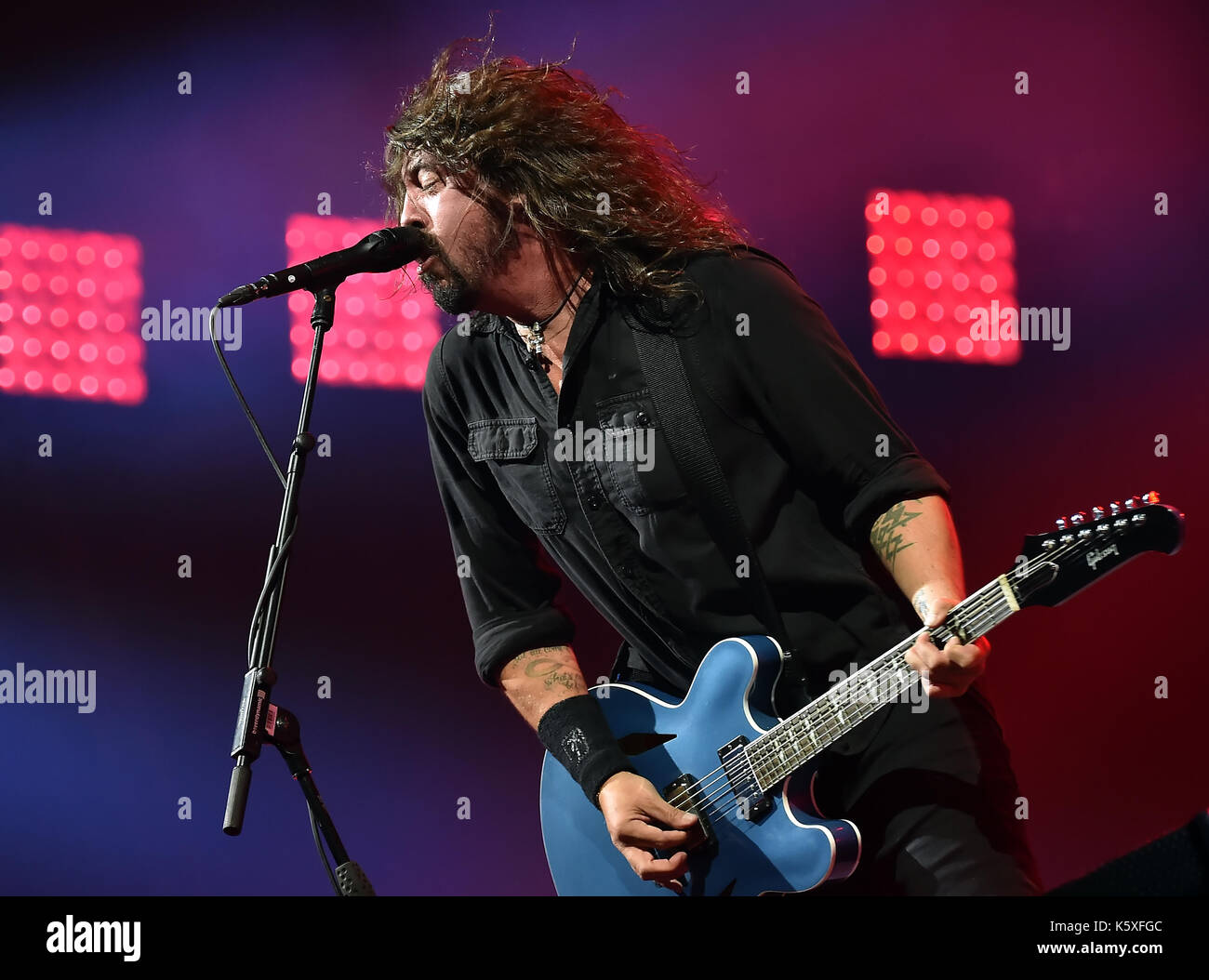 Hoppegarten, Germania. Decimo Sep, 2017. Il cantante Dave Grohl della US band Foo Fighters esegue al Loollapalooza a Hoppegarten cavallo di razza in via in Hoppegarten, Germania, 10 settembre 2017. Il Lollapalooza festival avrà luogo il 9 e 10 settembre 2017 Foto: Britta Pedersen/dpa-Zentralbild/ZB/dpa/Alamy Live News Foto Stock