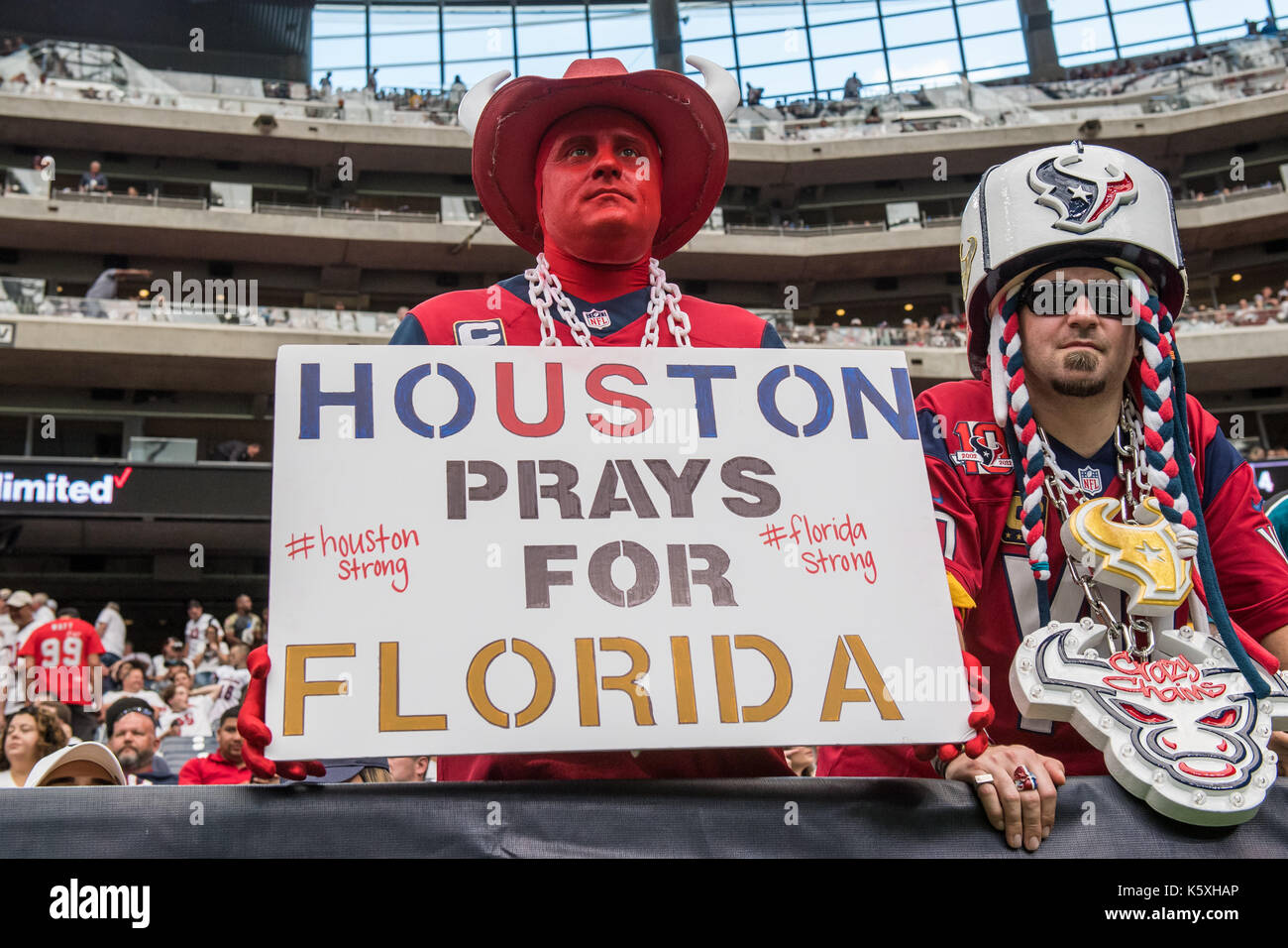 Houston, TX, Stati Uniti d'America. Decimo Sep, 2017. Houston Texans fans tenete in mano un cartello che dice che ''Houston prega per la Florida" riferendosi alla uragano Irma durante il quarto trimestre di NFL di una partita di calcio tra la Houston Texans e Jacksonville Jaguars a NRG Stadium di Houston, TX. I giaguari hanno vinto la partita 29-7.Trask Smith/CSM/Alamy Live News Foto Stock