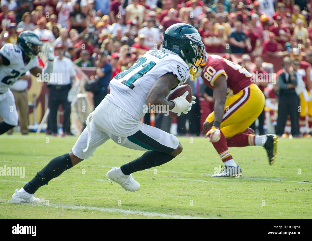 Philadelphia Eagles Cornerback Jalen Mills (31) inizia il suo ritorno dopo aver intercettato un pass da Washington Redskins quarterback Kirk Cousins (8) che era destinato al ricevitore Redskins Wide Jamison Crowder (80) nel terzo trimestre di FedEx Field a Landover, Maryland, domenica 10 settembre 2017. Gli Eagles hanno vinto il gioco 30 - 17. Credito: Ron Sachs/CNP /MediaPunch Foto Stock