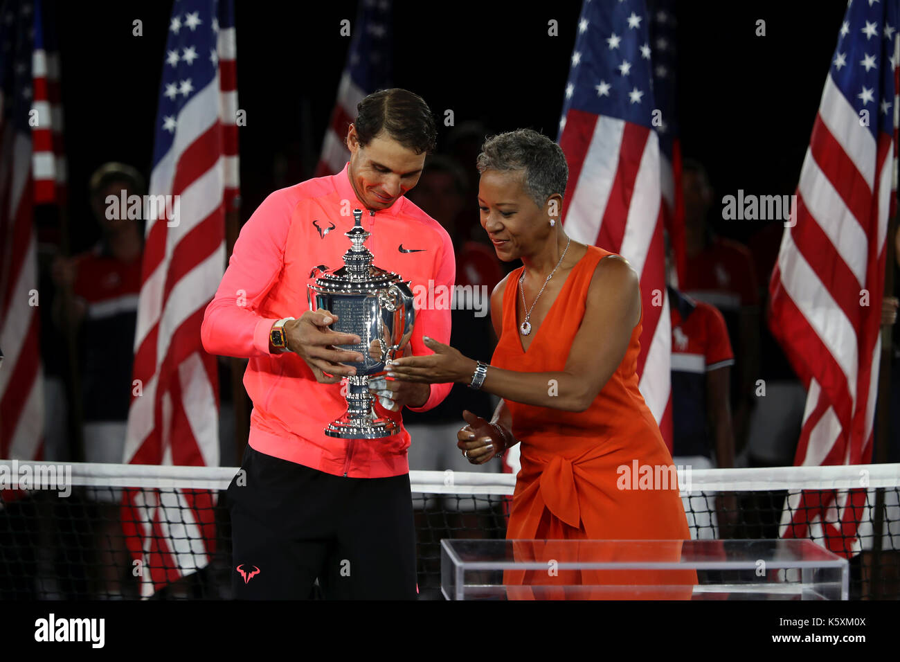 New York, Stati Uniti. Decimo Sep, 2017. US Open Tennis: New York, 10 settembre, 2017 - Rafael Nadal di Spagna accetta il vincitore del trofeo da USTA Presidente Katrina Adams dopo la sua vittoria su Kevin Anderson del Sud Africa in US Open Uomini Singoli finale a Flushing Meadows, New York. Credito: Adam Stoltman/Alamy Live News Foto Stock