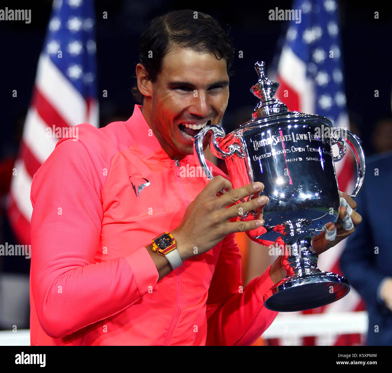 New York, Stati Uniti. Decimo Sep, 2017. US Open Tennis: New York, 10 settembre, 2017 - Rafael Nadal di Spagna detiene il vincitore del trofeo dopo la sua vittoria su Kevin Anderson del Sud Africa in US Open Uomini Singoli finale a Flushing Meadows, New York. Credito: Adam Stoltman/Alamy Live News Foto Stock