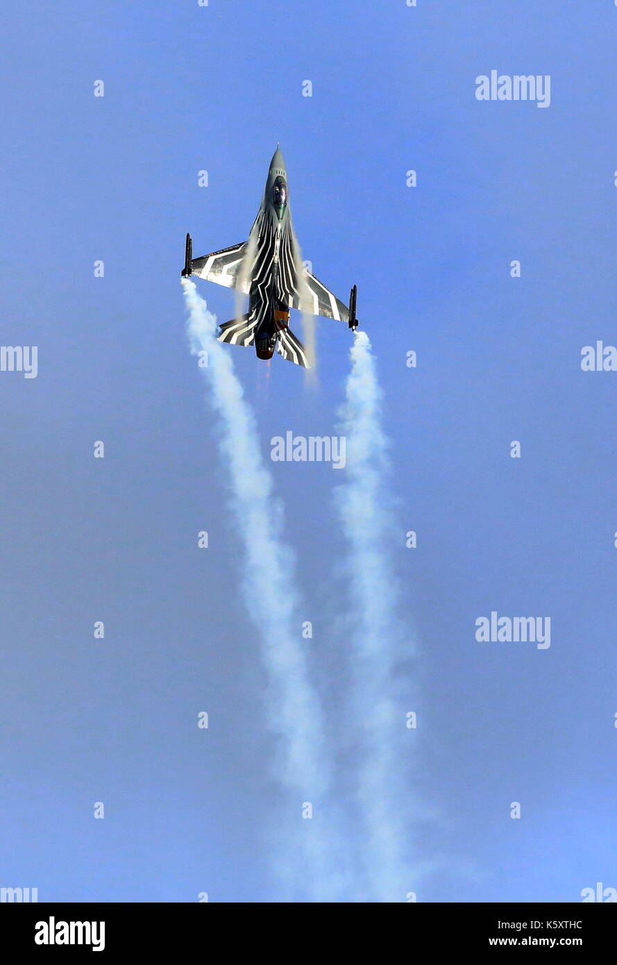 Leopoldburg, Belgio. Decimo Sep, 2017. un aeromobile di aviazione belga compie durante il quarantesimo international sanicole airshow leopoldburg in Belgio, sept. 10, 2017. Il quarantesimo internazionale airshow sanicole si è tenuto qui domenica. Credito: wang xiaojun/xinhua/alamy live news Foto Stock