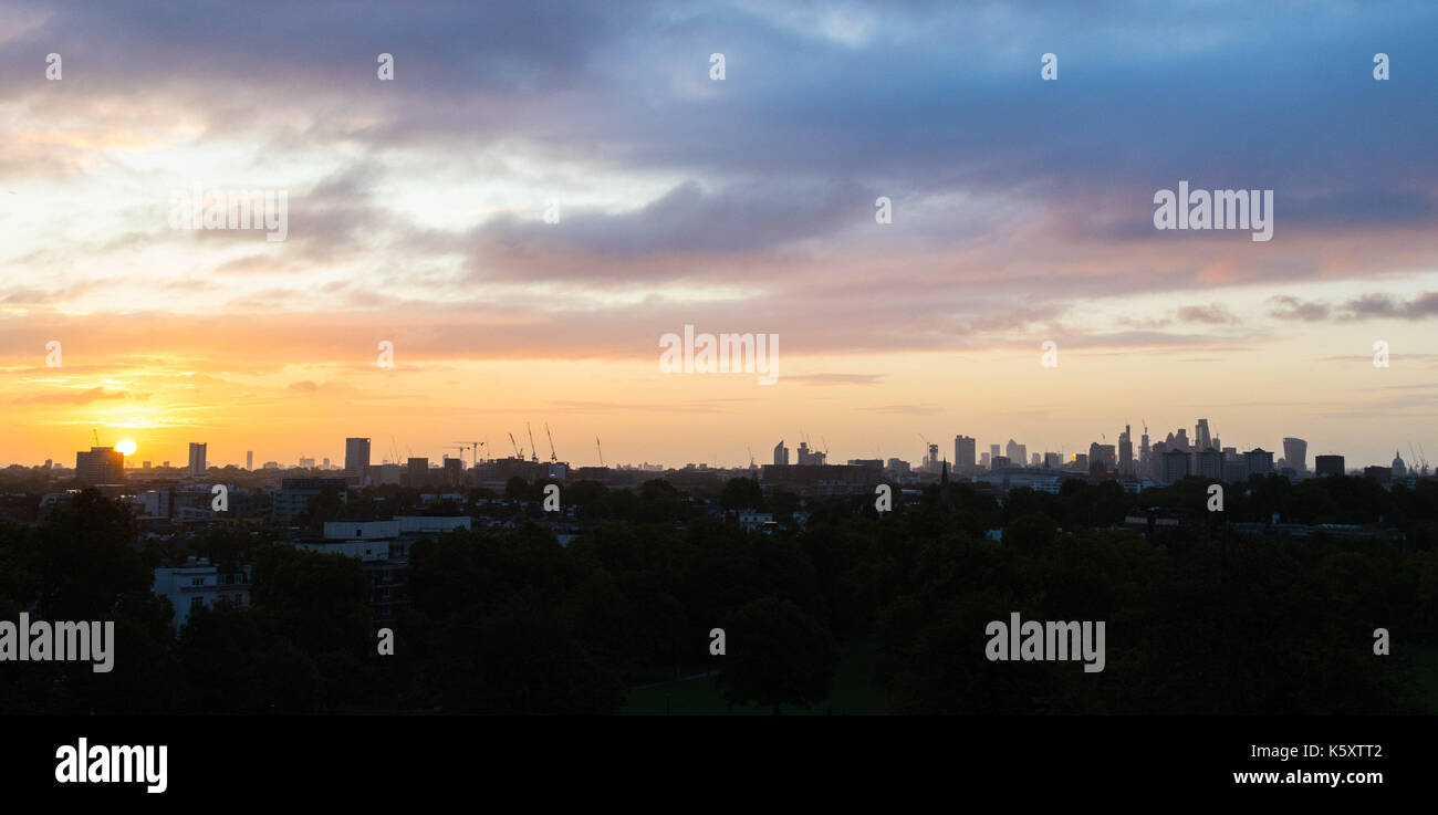 Londra, Regno Unito. Undicesimo Sep, 2017. Londra, 11 settembre 2017. Il sole sorge dando definizione per la skyline di Londra come un nuovo giorno si rompe sulla città. Credito: Paolo davey/alamy live news Foto Stock