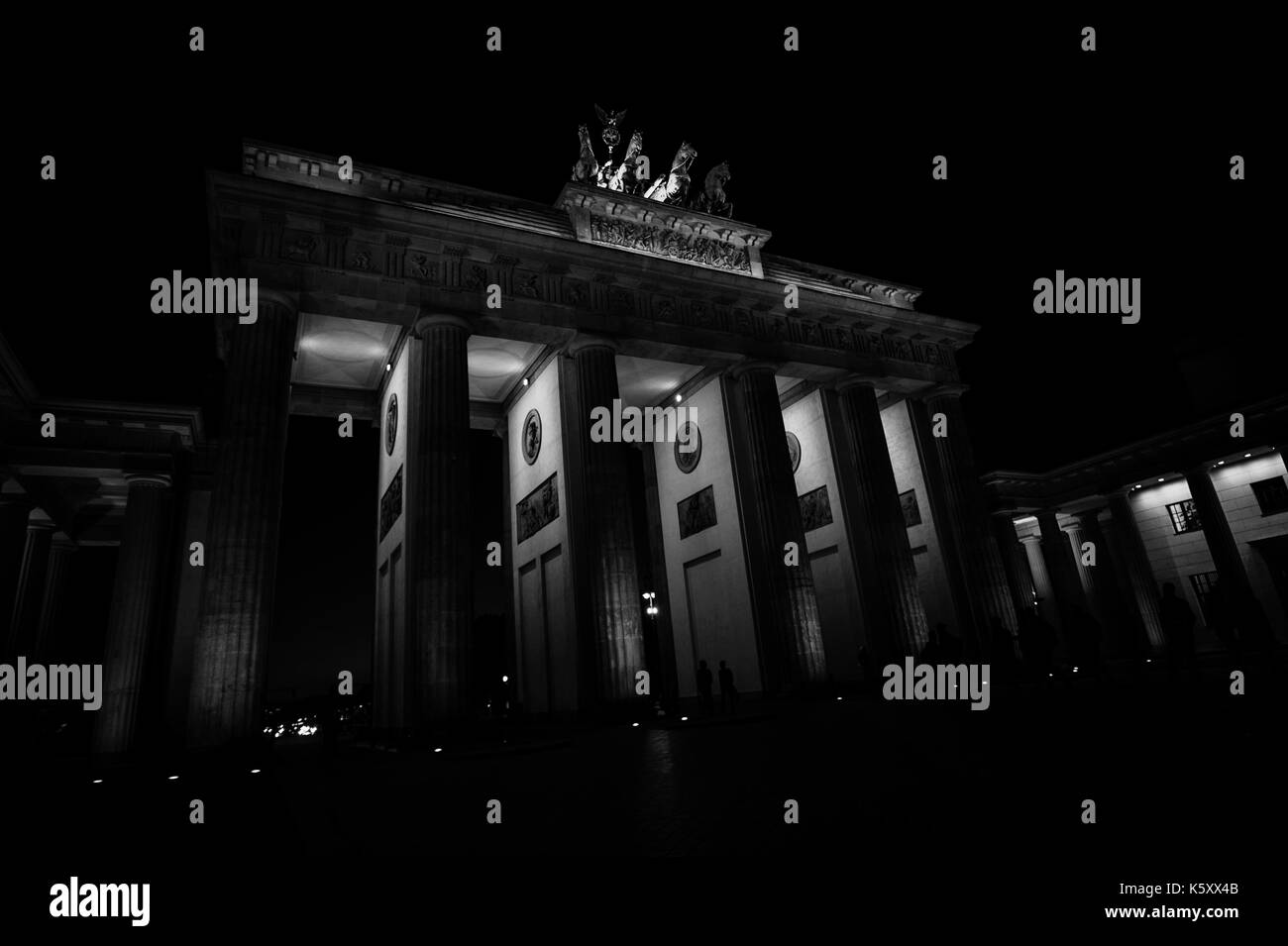 Berlino, Germania. Decimo Sep, 2017. vellutata blu cielo notturno può essere visto oltre la porta di Brandeburgo a Berlino, Germania, 10 settembre 2017. foto: Paolo zinken/dpa/alamy live news Foto Stock