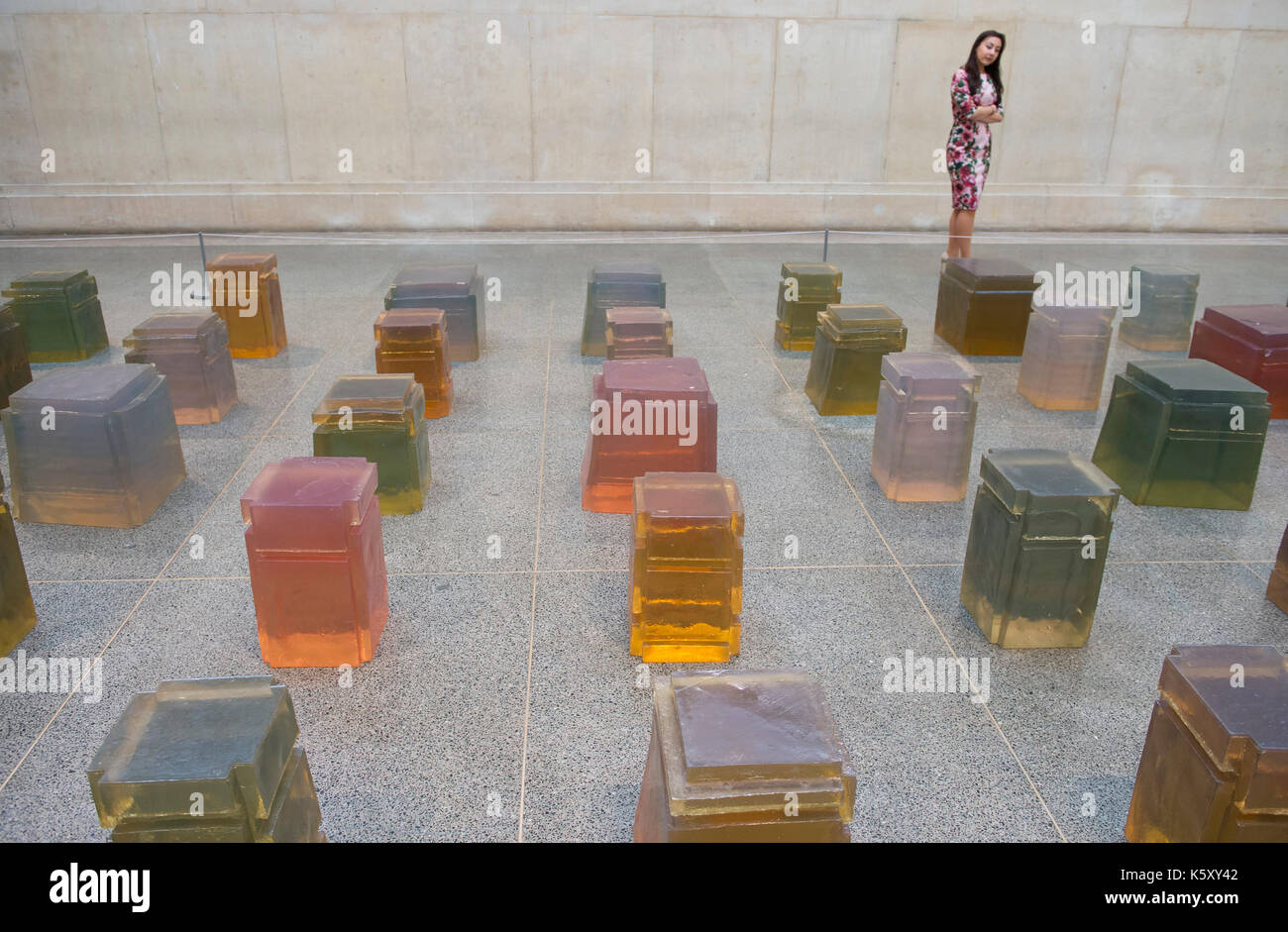 Tate Britain, Londra, Regno Unito. Undicesimo Sep, 2017. Nuova importante esposizione del lavoro di artista contemporaneo Rachel Whiteread corre dal 12 settembre 2017 al 21 gennaio 2018, comprese le grandi opere scultoree. Fotografia: Untitled (un centinaio di spazi), 1995. Posti con galleria personale. 100 resine colate di inferiori delle sedie, visualizzato nella Duveen gallerie. Credito: Malcolm Park/Alamy Live News. Foto Stock