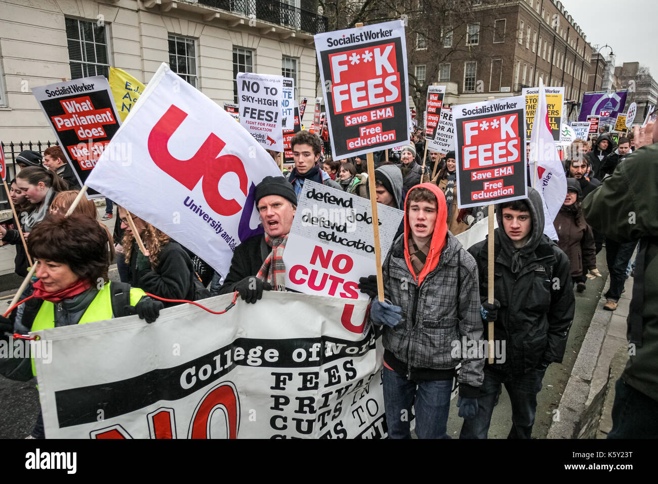 La protesta degli studenti nel centro di Londra contro i tagli della spesa pubblica e l'aumento delle tasse universitarie. Foto Stock