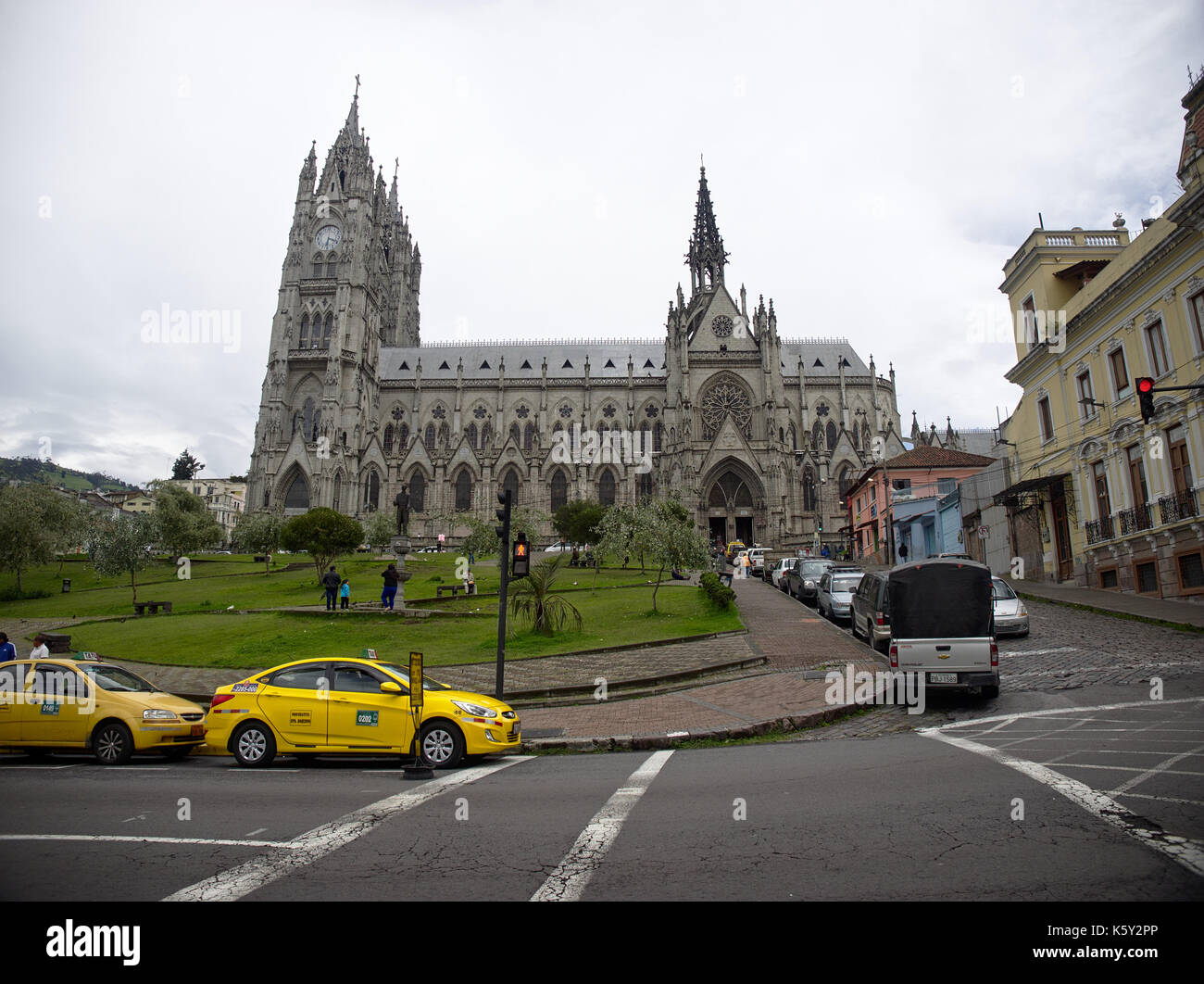 Quito, Ecuador - 2017: La Basilica del voto Nazionale (Basílica del Vito Nacional) è una chiesa cattolica romana situata nel centro storico. Foto Stock
