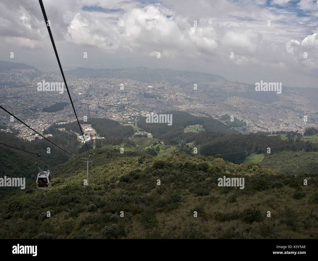 Pichincha, Ecuador - 2017: veduta della Quito dal cavo carrello per il vulcano pichincha. Foto Stock