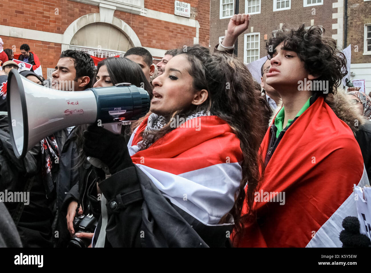 Arrabbiato scene fuori dall'ambasciata egiziana di Londra come centinaia di manifestanti hanno aderito al di fuori invitando il Presidente egiziano Hosni Mubarak al passo verso il basso. Foto Stock