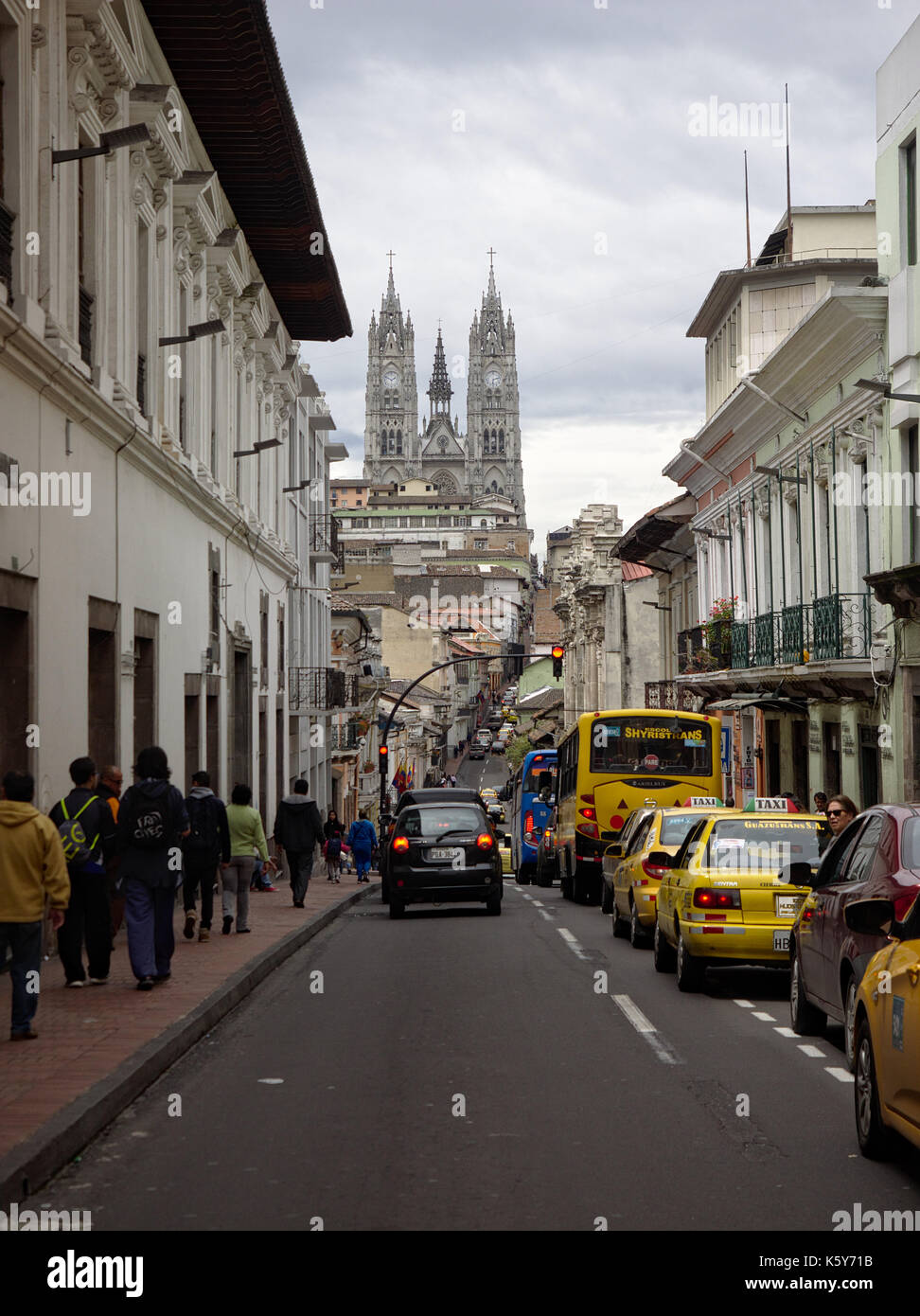 Quito, Ecuador - 2017: Una strada nel centro storico, con la Basilica del voto Nazionale (Basílica del Vato Nacional) sullo sfondo. Foto Stock