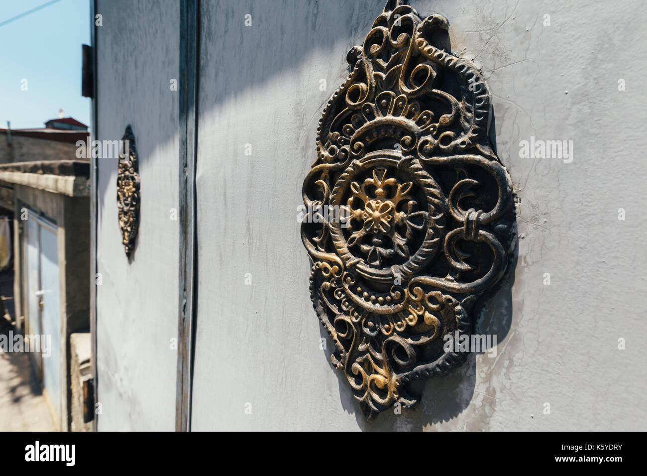 Abstract elemento metallico su una porta di ferro. Foto Stock