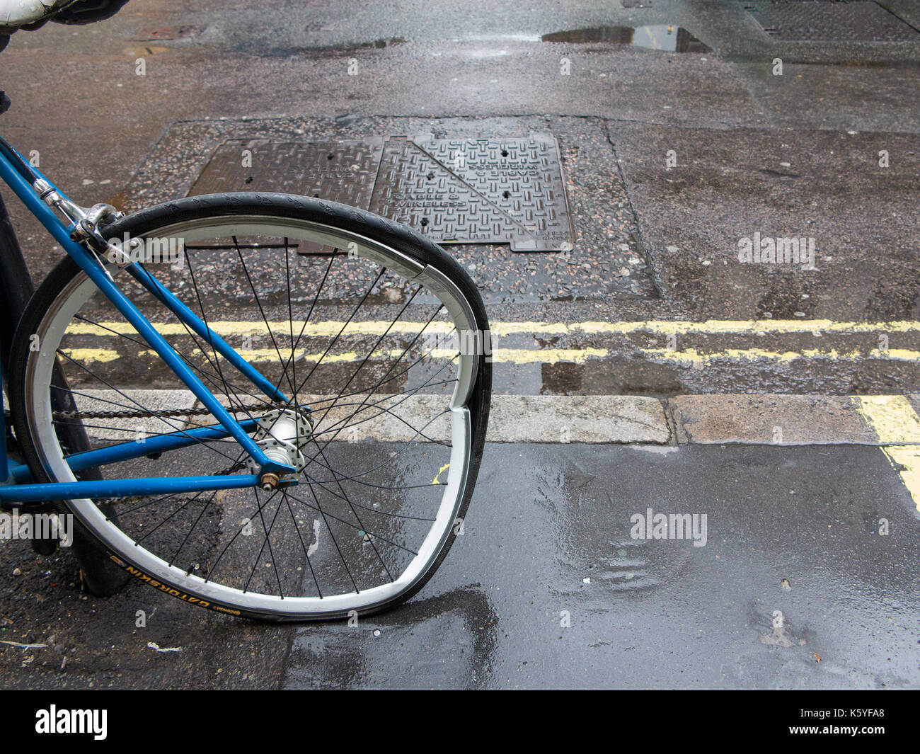 La rottura di una ruota su una bici a Londra - non andare da nessuna parte Foto Stock
