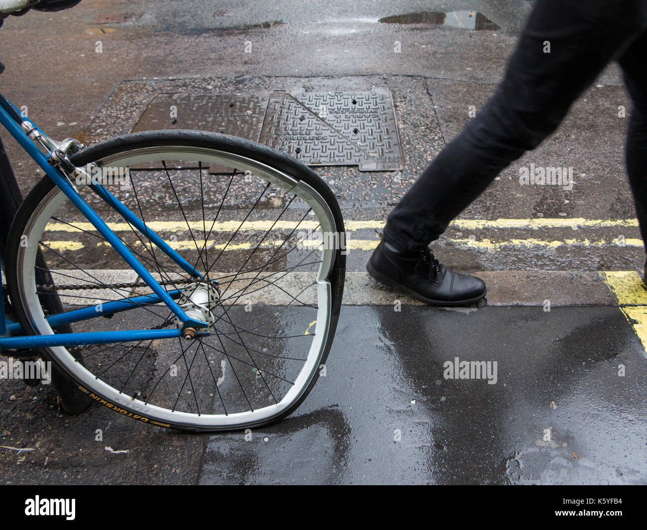 La rottura di una ruota su una bici a Londra - non andare da nessuna parte Foto Stock