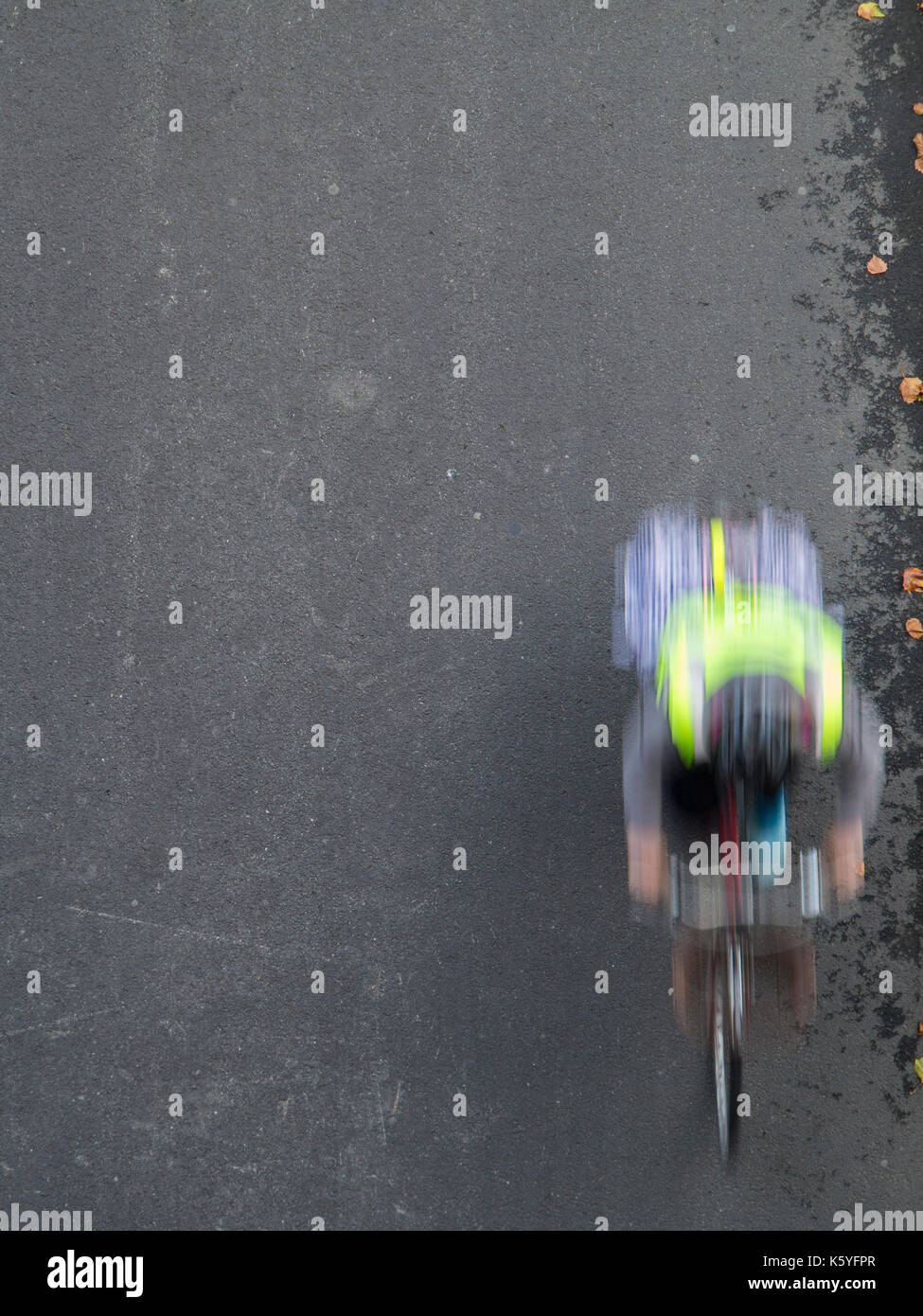 Ciclista andare veloci da o per il lavoro Foto Stock
