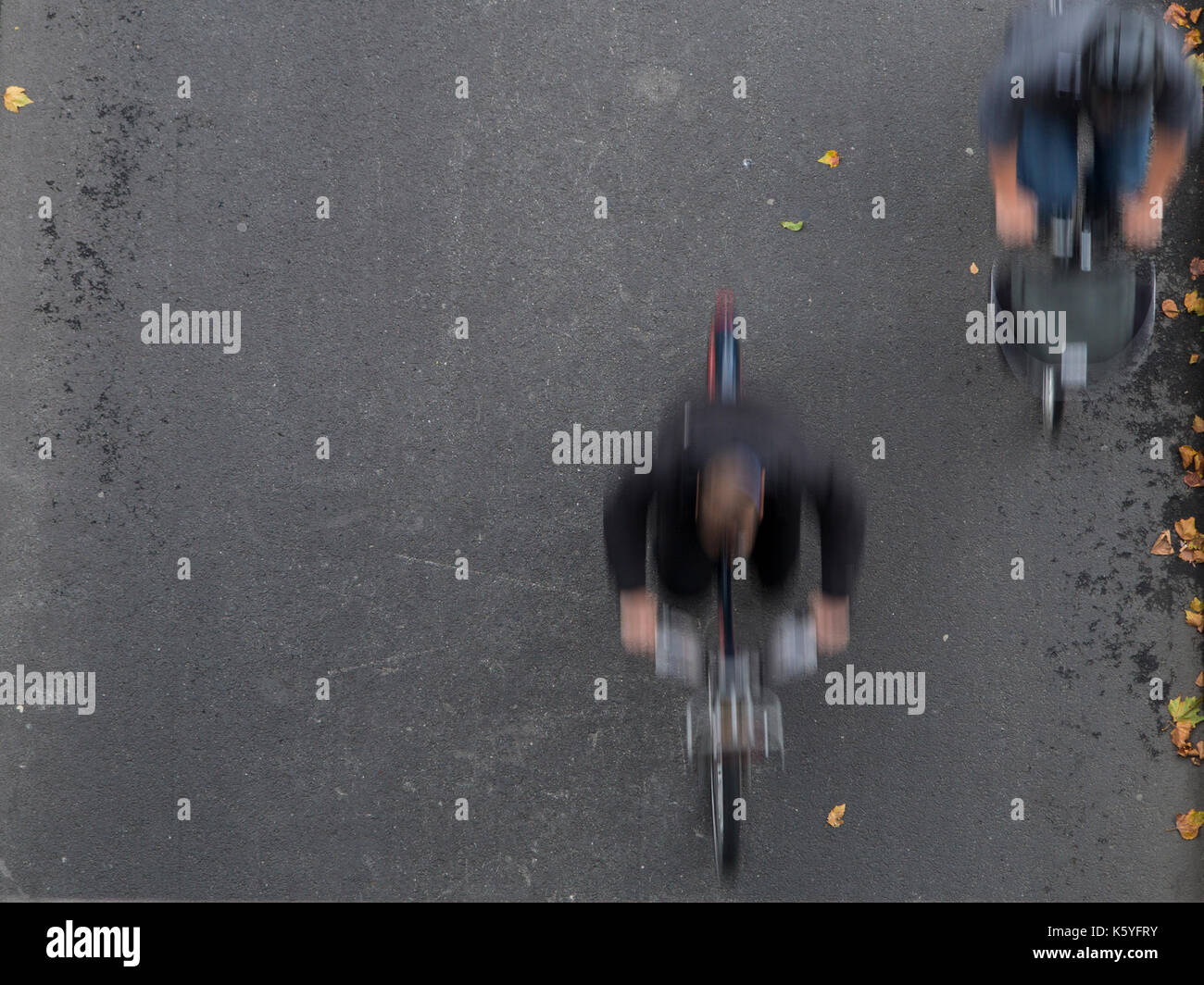 Ciclista andare veloci da o per il lavoro Foto Stock