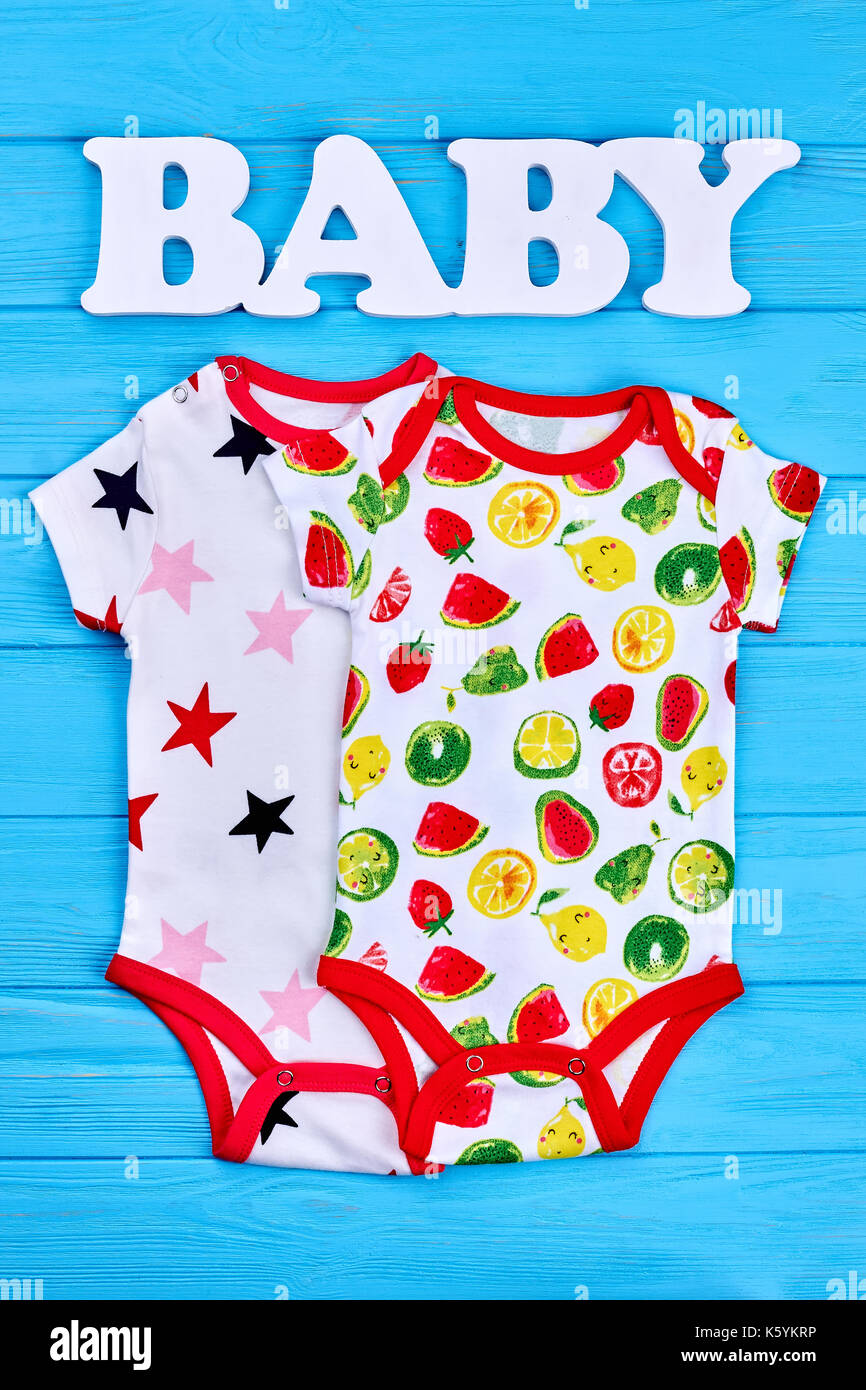 Colorato cotone modellato baby body. nuova collezione di qualità superiore  rompers naturali per neonati. shop design moda abbigliamento per neonati  Foto stock - Alamy