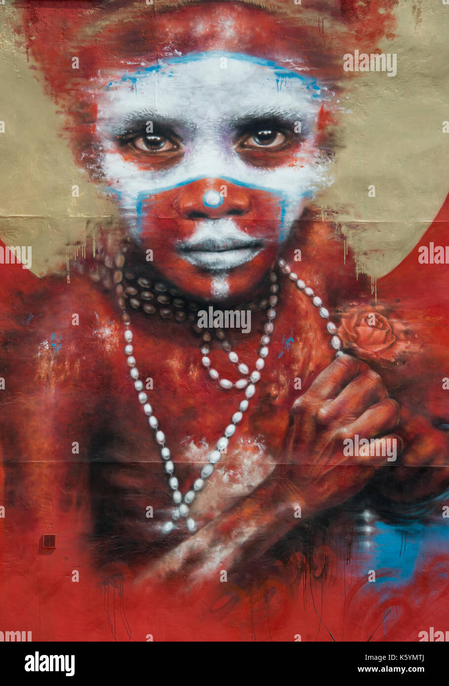 Grande arte di strada intitolato Papua Nuova Guinea dall'artista Dale Grimshaw situato tra lancia e Oldham Street nel quartiere settentrionale, Manchester, Regno Unito. Foto Stock
