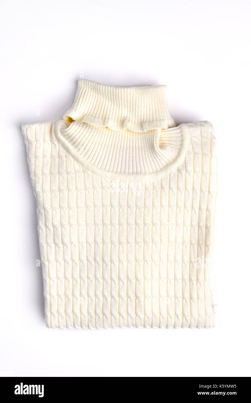 Bianco piegato a caldo inverno maglione. felpa lavorata a maglia con un bellissimo ornamento. splendidamente maglione piegato isolati su sfondo bianco. Foto Stock