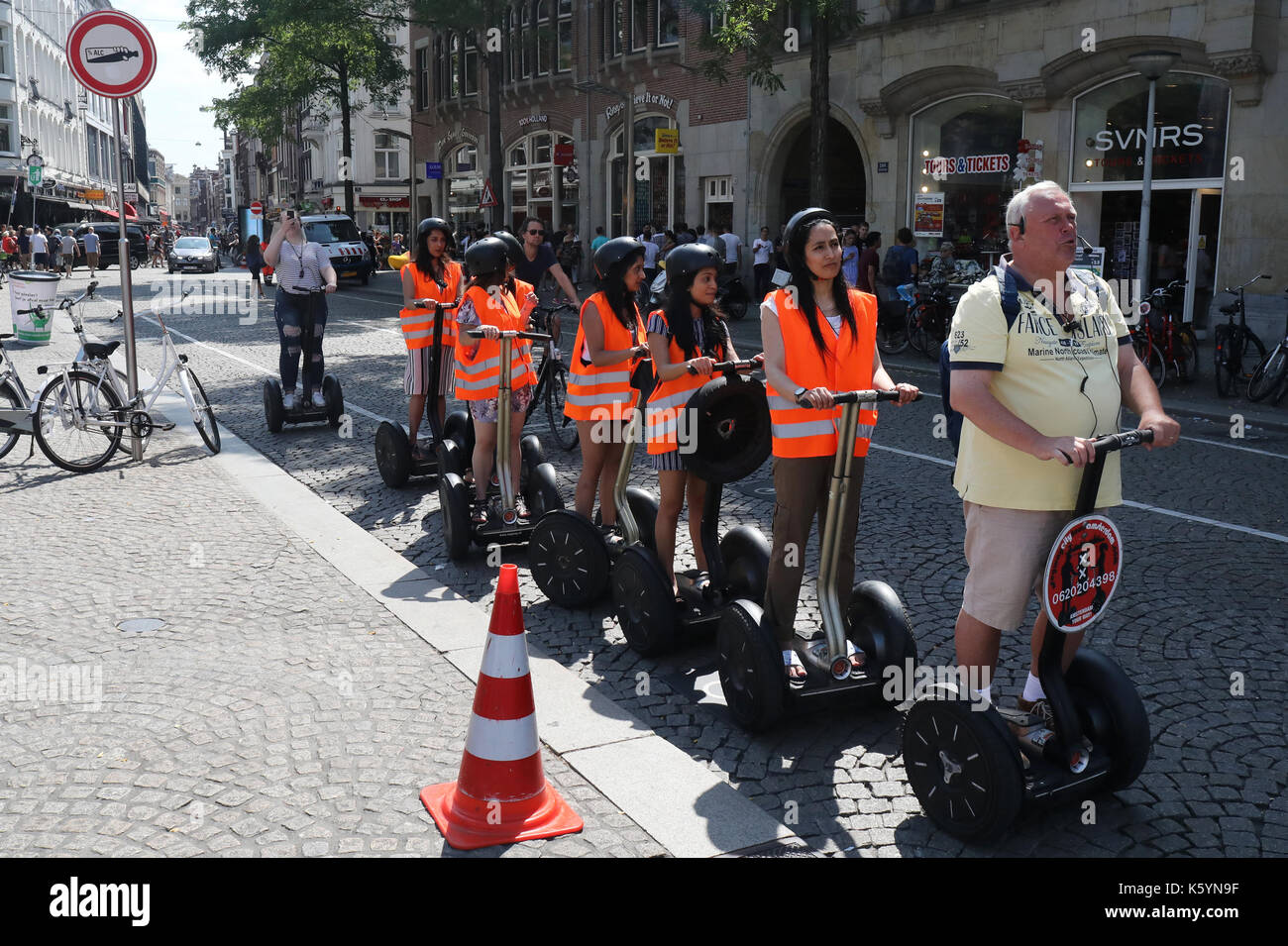 I turisti utilizzando Segways in Amsterdam , Olanda Paesi Bassi Foto Stock