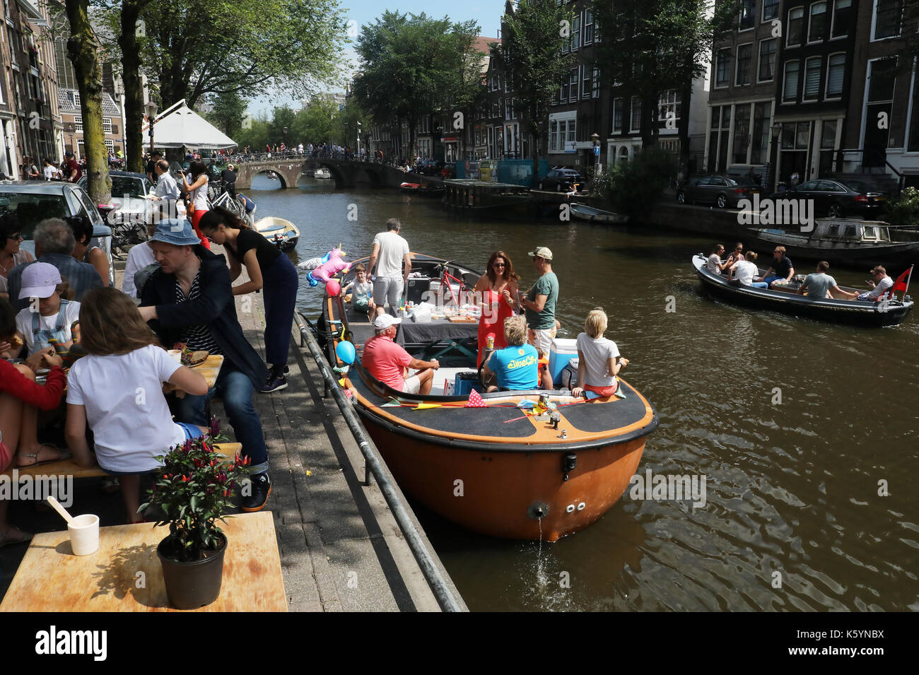 Canal vita in barca a Amsterdam , Olanda Foto Stock