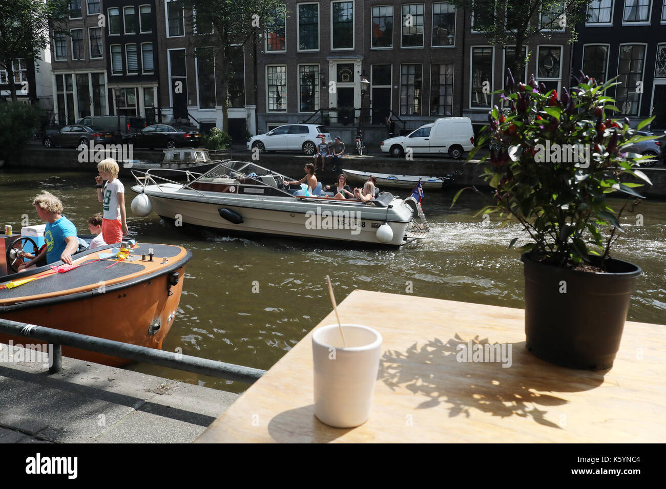 Canal vita in barca a Amsterdam , Olanda Foto Stock