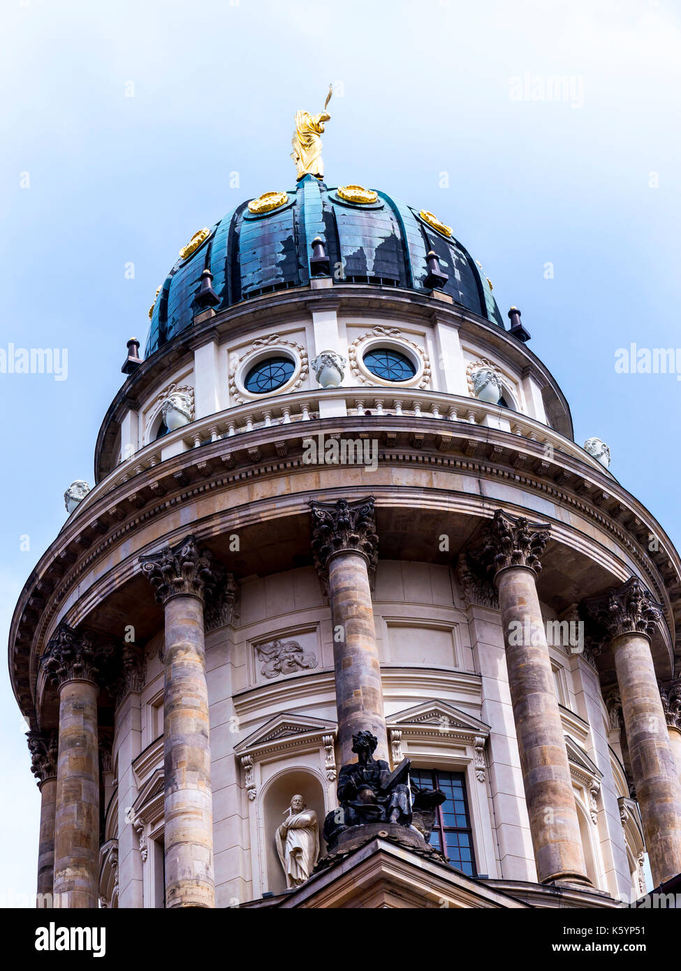 Il gendarmenmarkt è una piazza di Berlino e il sito di un complesso architettonico tra cui la Konzerthaus e il francese e il tedesco chiese Foto Stock