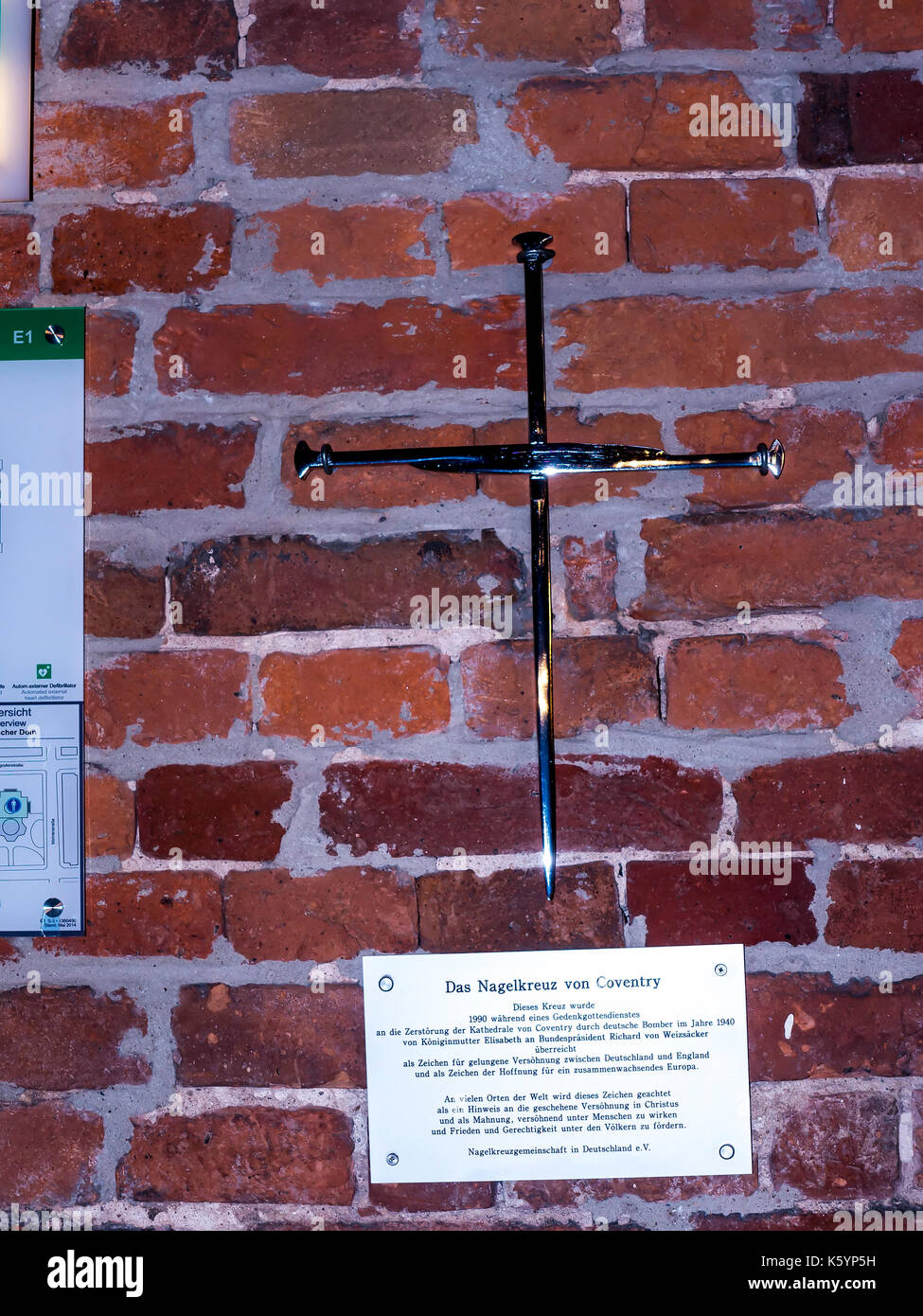 Il coventry croce fatta da chiodi per il ha bombardato il rudere di Coventry Cathedral in gendarmenmarkt un quadrato a Berlino Foto Stock