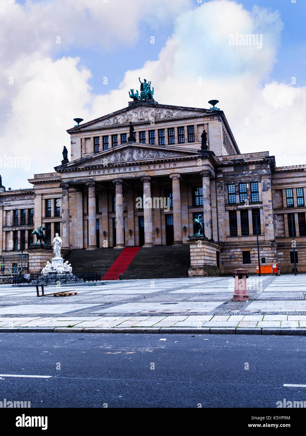 Il gendarmenmarkt è una piazza di Berlino e il sito di un complesso architettonico tra cui la Konzerthaus e il francese e il tedesco chiese Foto Stock