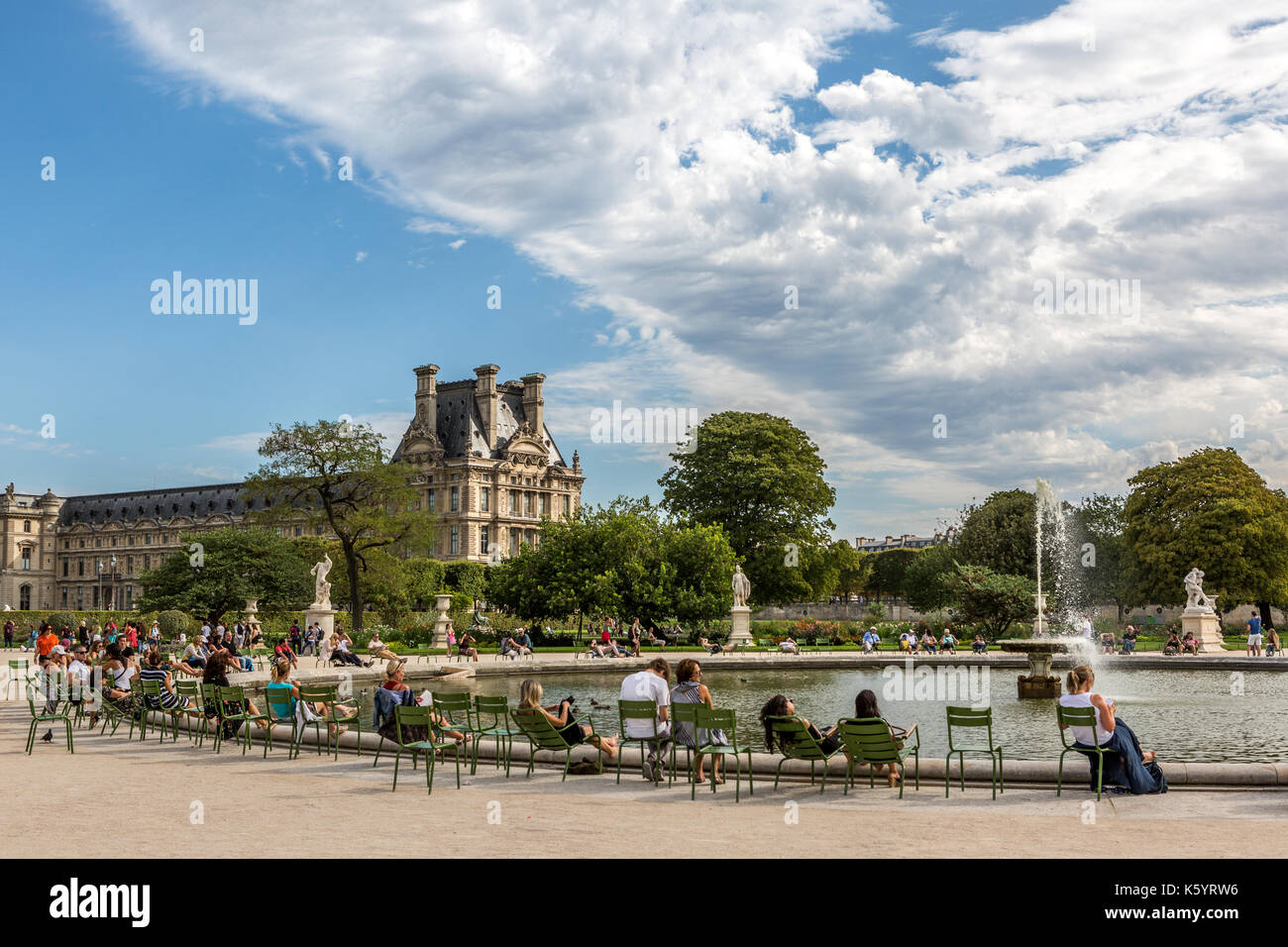 Le persone sedute attorno al bacino ottagonale lungo il Giardino delle Tuileries a Parigi Foto Stock