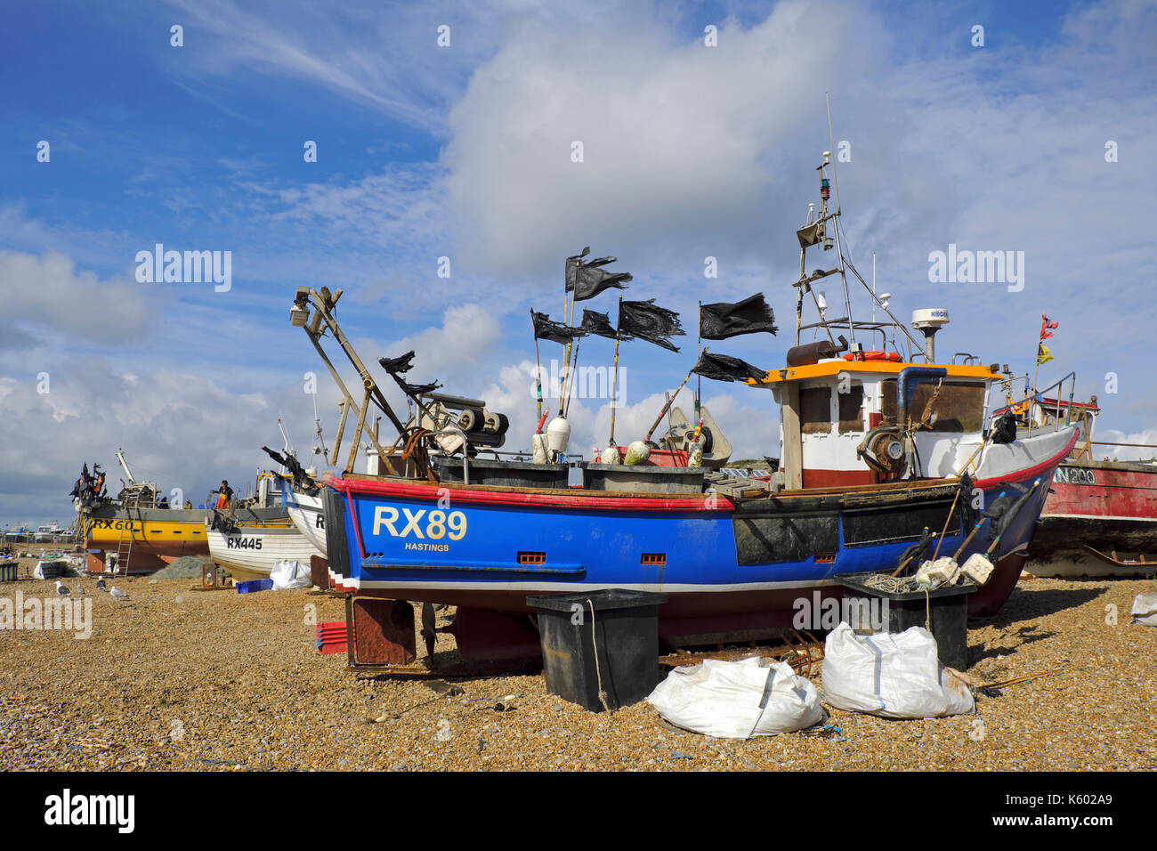 Hastings barche da pesca sulla Città Vecchia Stade di pescatori di spiaggia a Rock-a-Nore, East Sussex, England, Regno Unito, GB Foto Stock