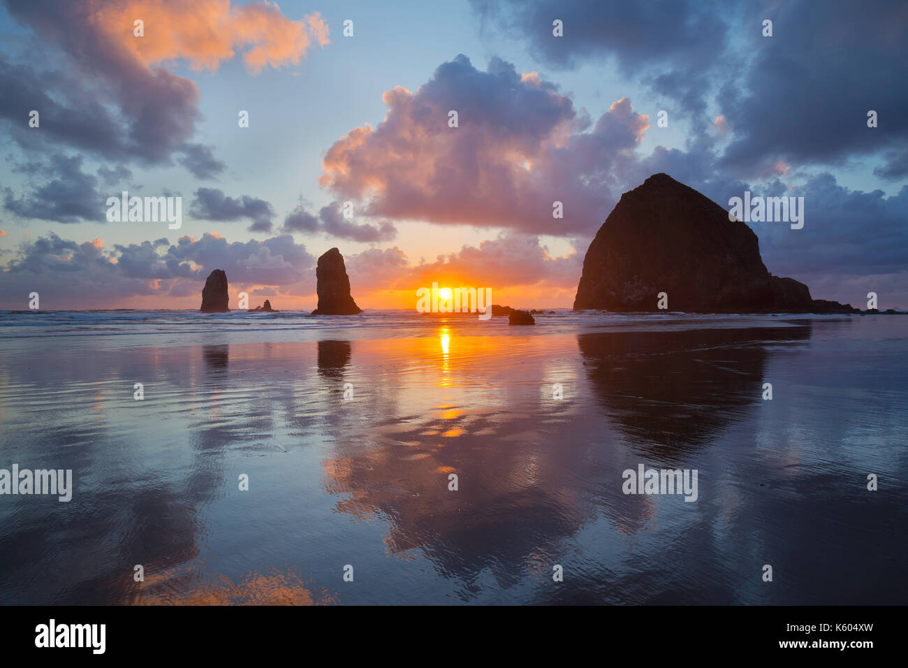 Sunset over Haystack Rock e cannon beach lungo la costa dell'Oregon. usa Foto Stock