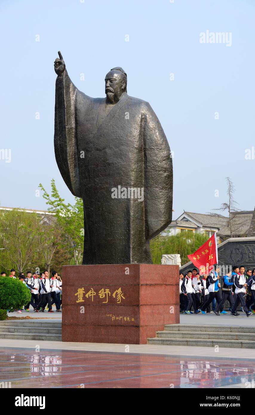 Cultura dongzi park, città di dezhou, Cina. studenti del college parade passato statua del filosofo confuciano dong zhongshu Foto Stock