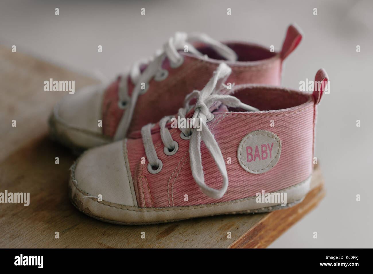 Vecchio baby sneakers closeup photo. Foto Stock