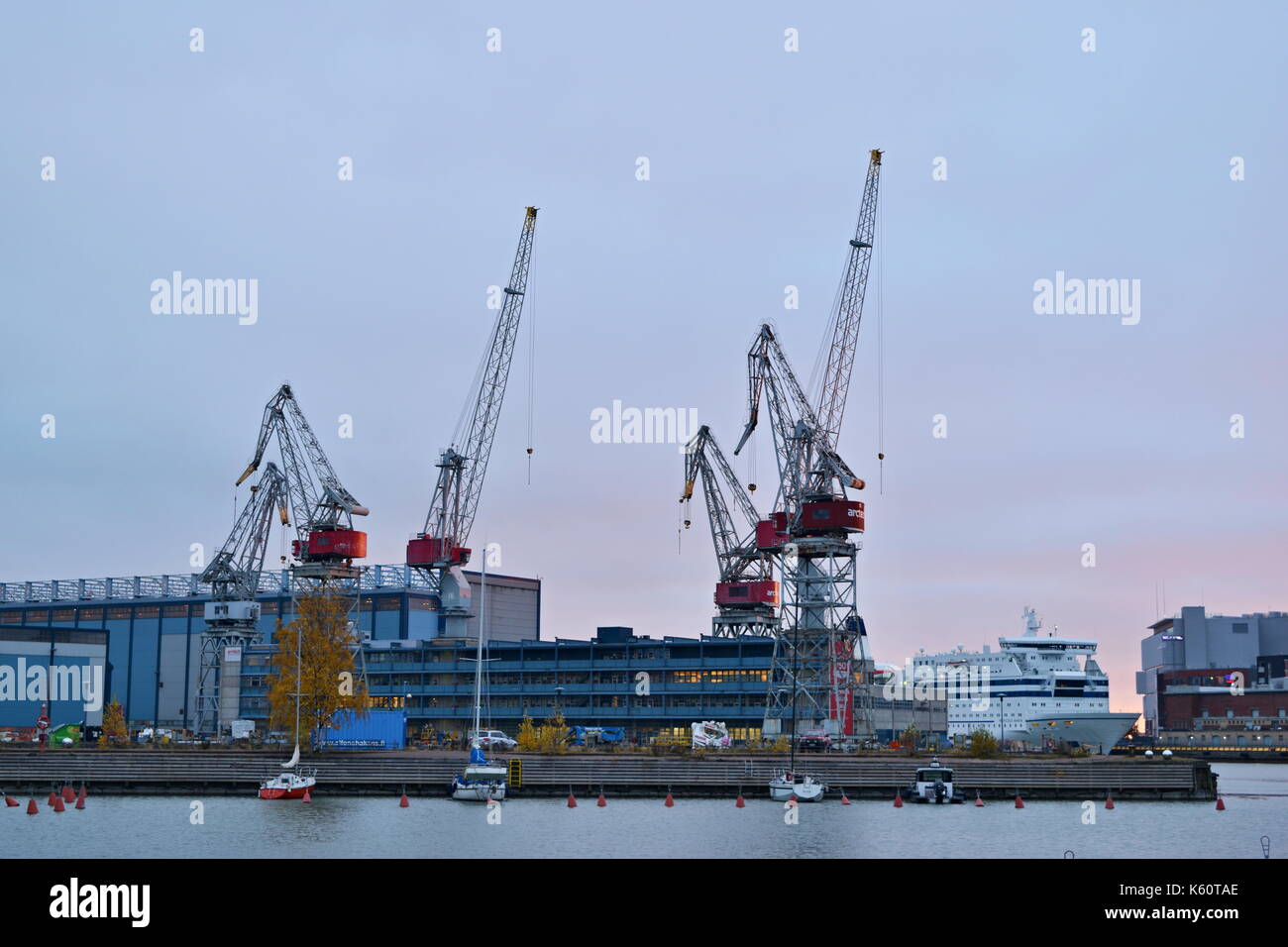 La gru e la costruzione dell'edificio sito contro il cielo blu Foto Stock