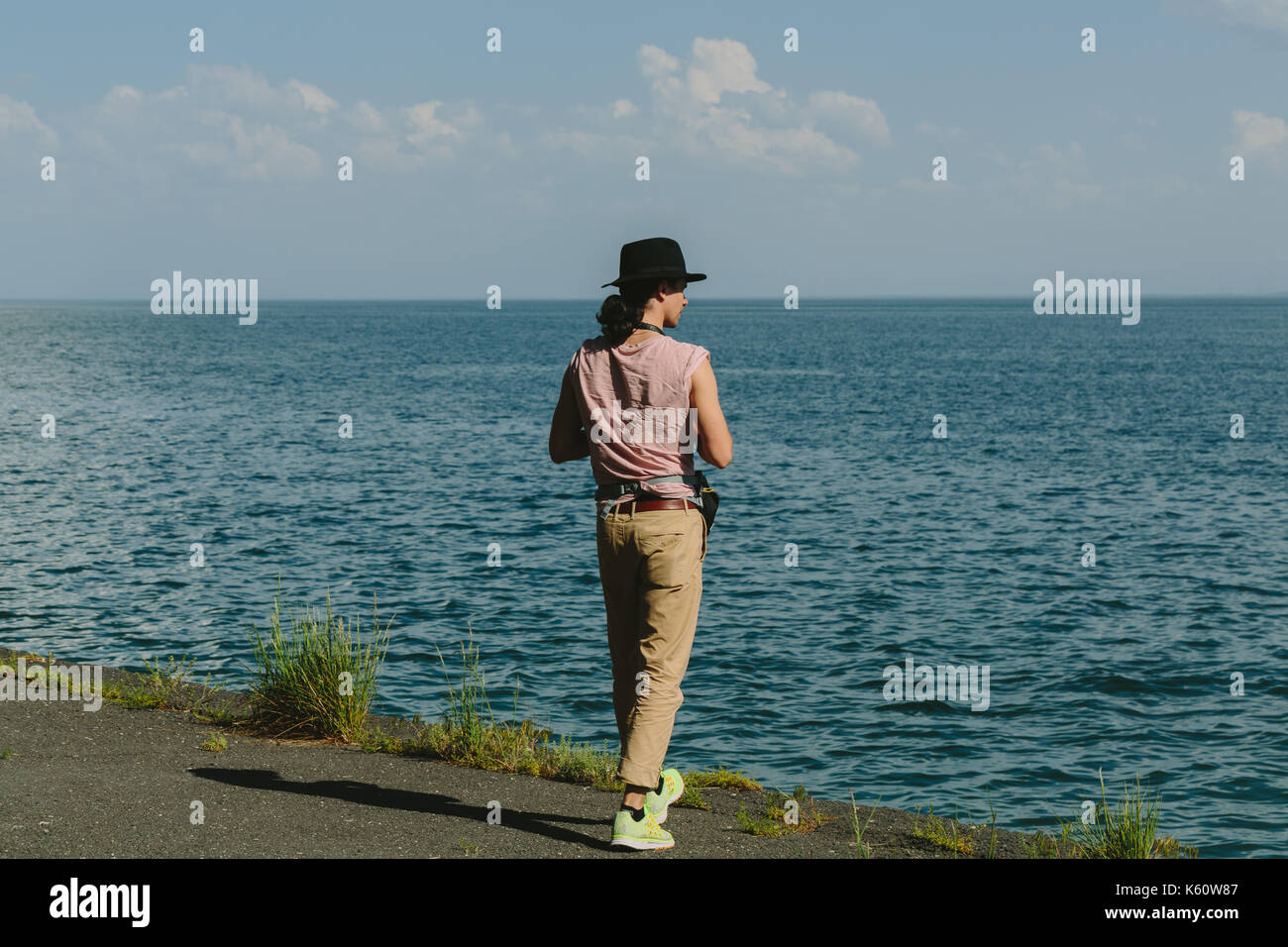 Repubblica di Armenia. l uomo contro lo sfondo del lago Sevan. Foto Stock
