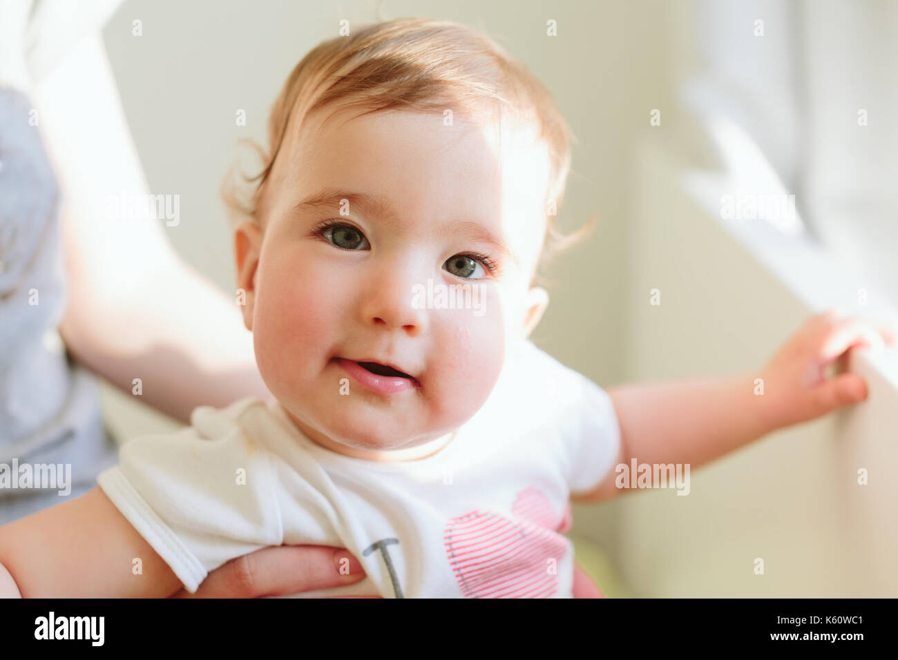 Little baby guardare fotocamera. Foto Stock