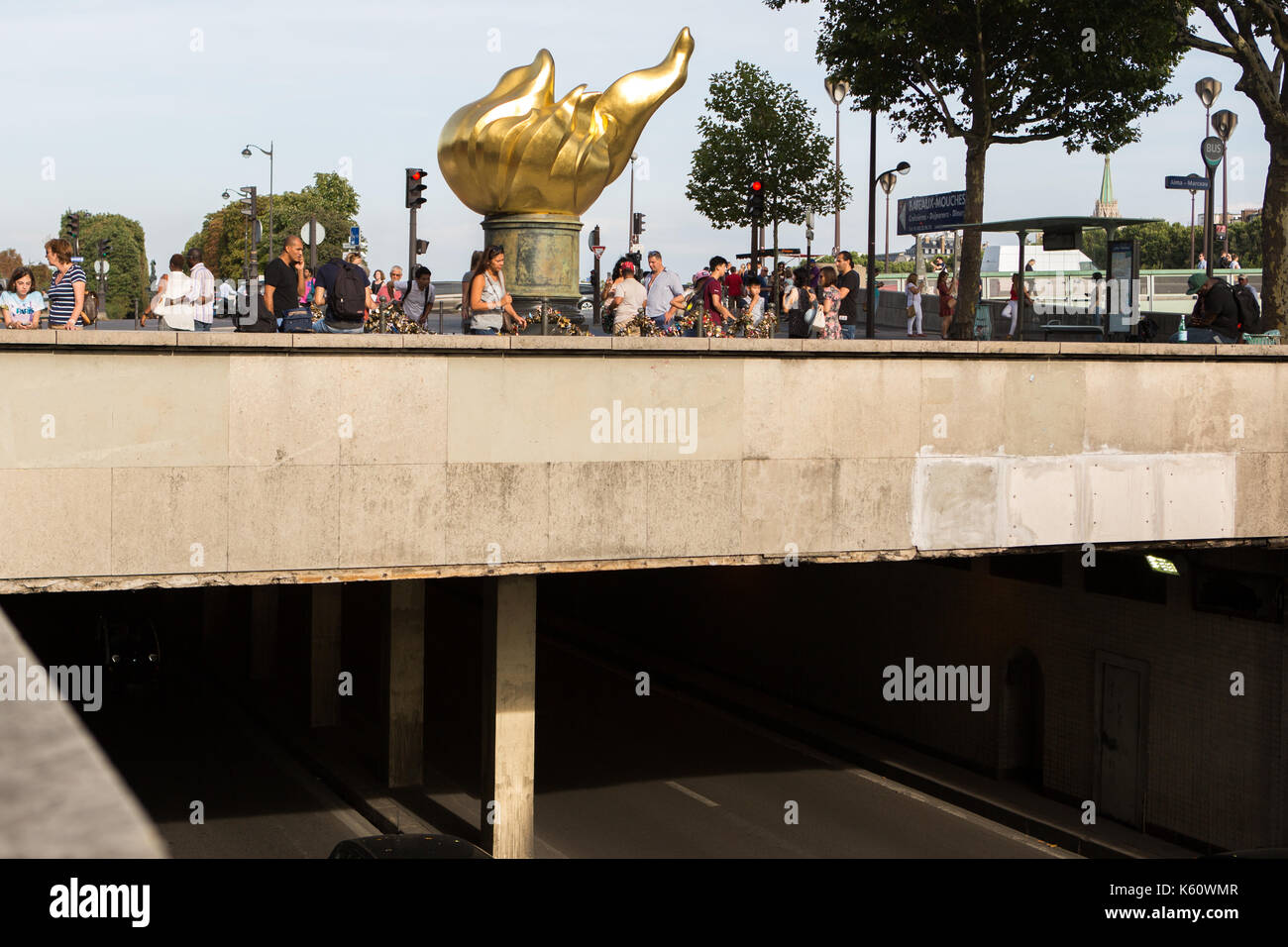 La fiamma della libertà {unofficial Princess Diana Memorial) che è situato al di sopra del Pont de l'Alma road tunnel in Parigi Foto Stock