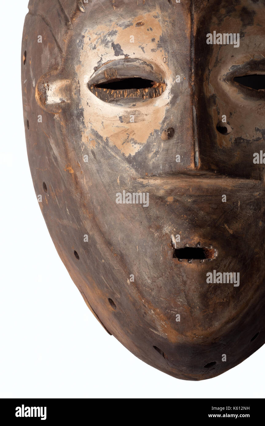 Un africano maschera cerimoniale scolpita in legno con pigmento bianco a significare anti-poteri di stregoneria, isolato su nero. Foto Stock