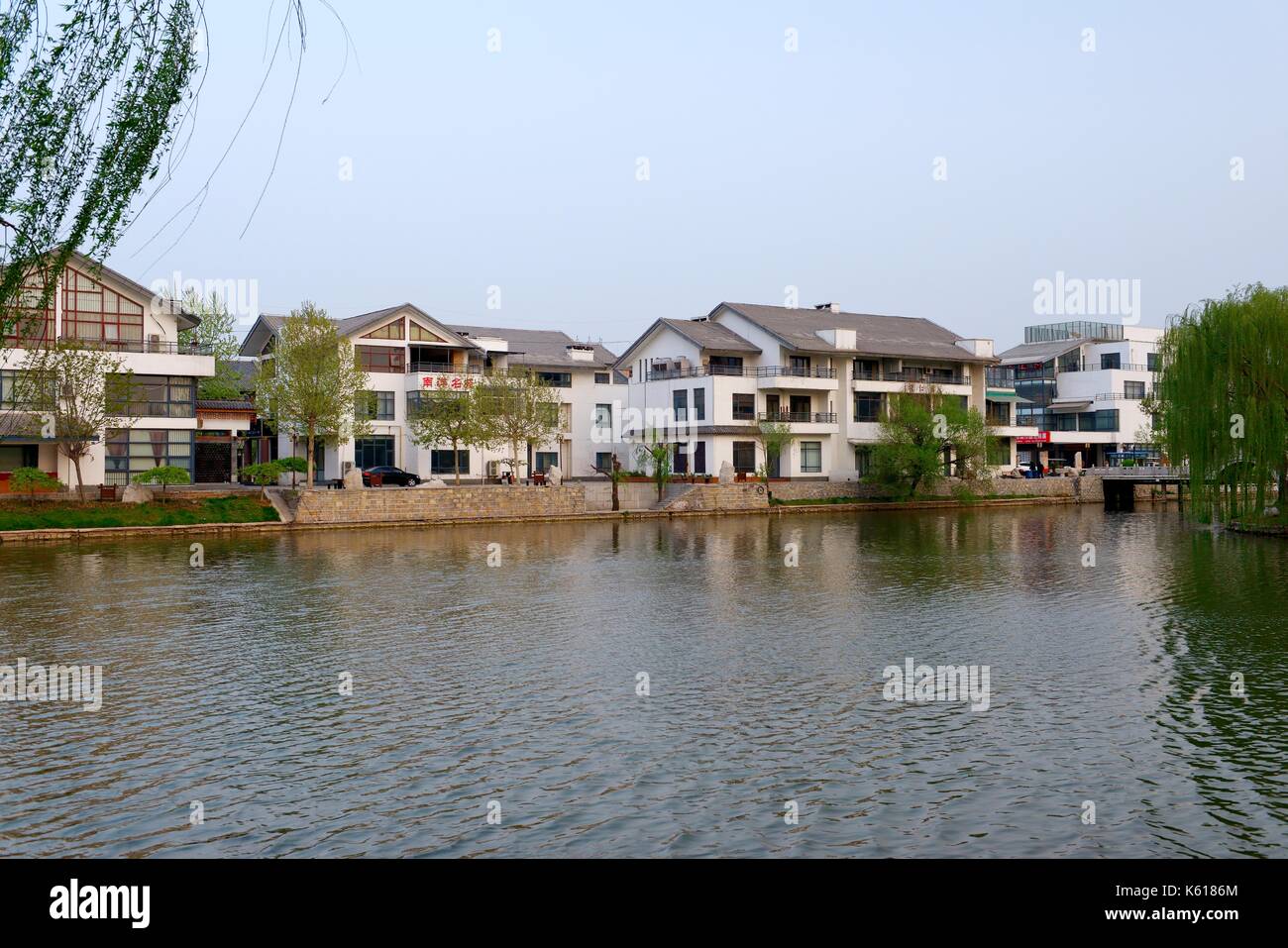 Cultura dongzi park, dezhou, shandong, Cina. moderni alloggi di qualità isolati sulla riva del lago dongzi cultura street Foto Stock