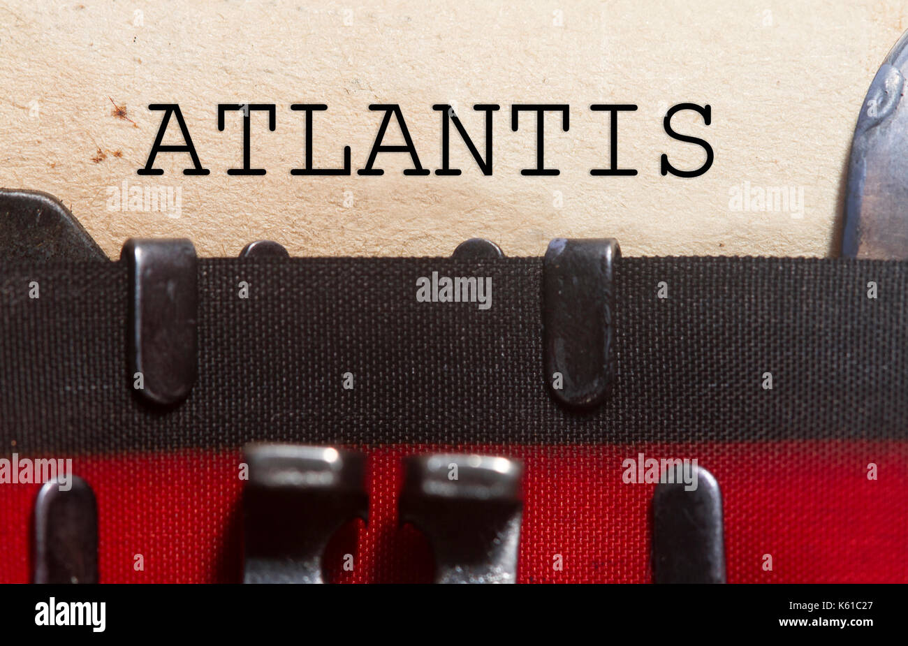 Atlantis digitata su una vecchia carta vintage con il od i nastri inchiostratori per macchine da scrivere font. Foto Stock