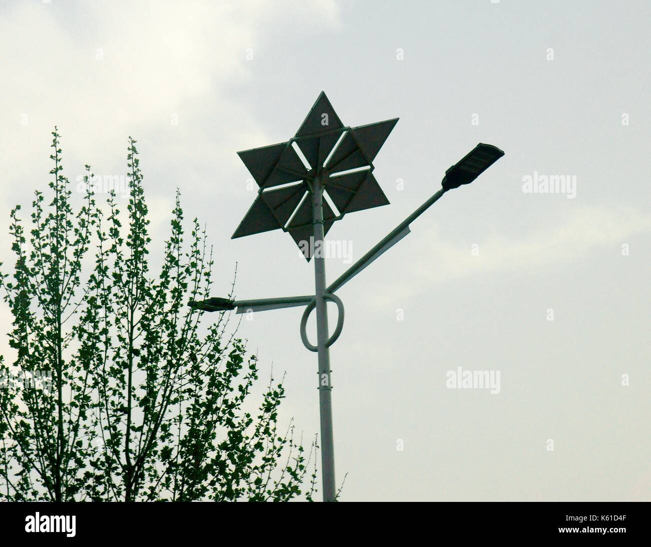Pannello solare alimentato via lampada nella valle solare città di dezhou. Della Cina di clean-tech la ricerca e la fabbricazione di capitale Foto Stock