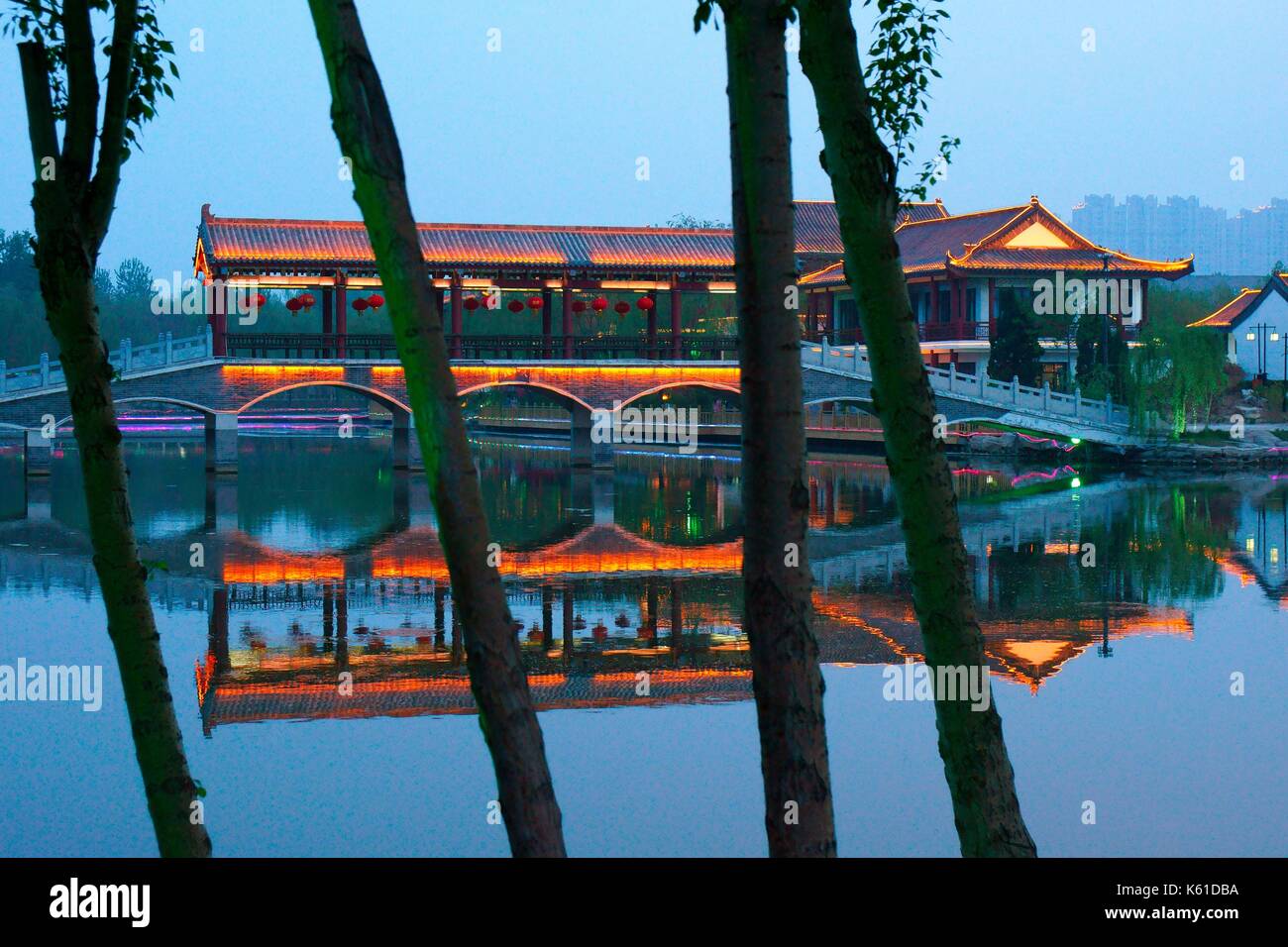 Cultura dongzi park, una celebrazione del filosofo confuciano dong zhongshu. città di dezhou, Cina. lago pavillion. luce della sera Foto Stock