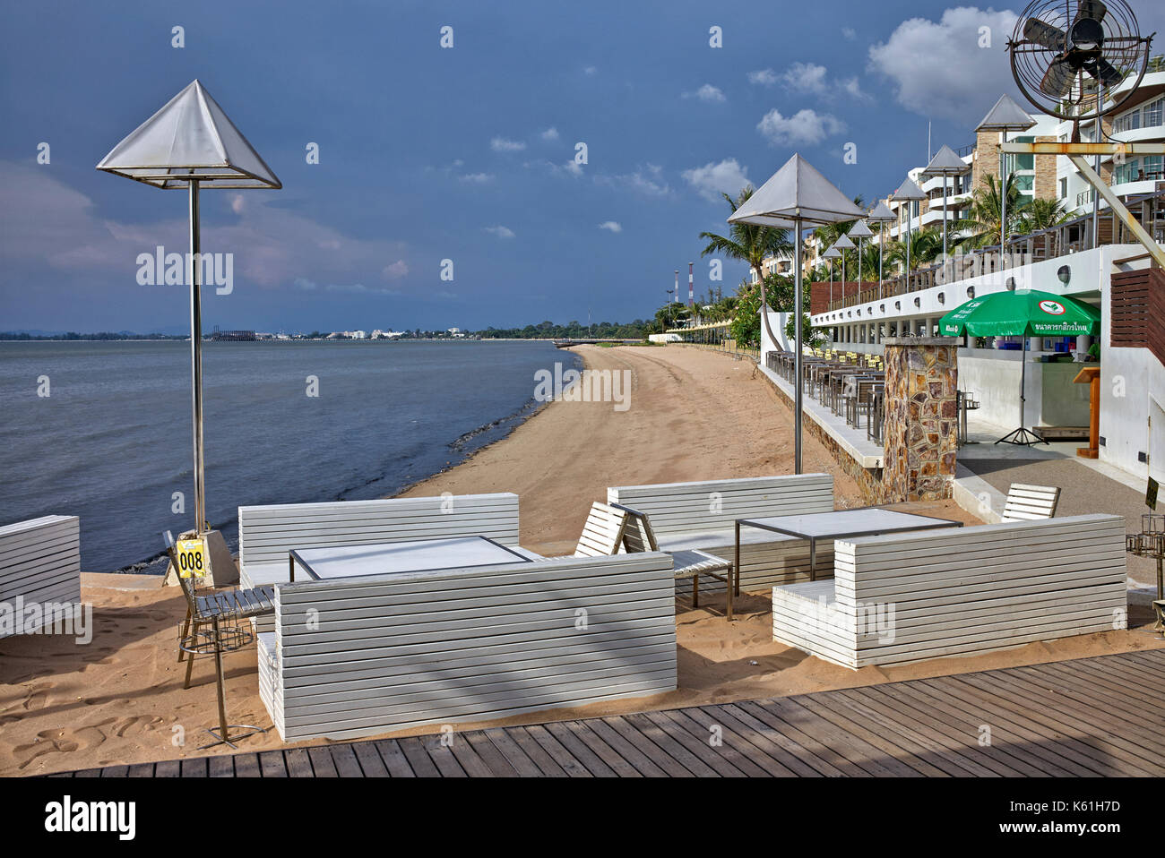 Area ristorante del resort sulla spiaggia Thailandese con tavoli e sedie che si affacciano sull'oceano. Pattaya, Thailandia, Sud-Est Asiatico Foto Stock