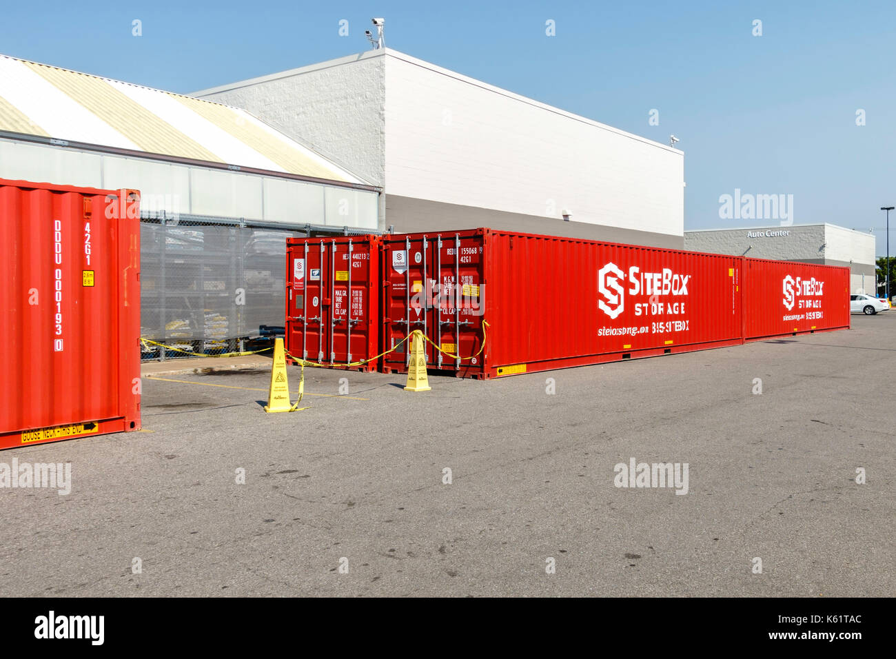 Rosso metallo ed SiteBox portatili contenitori di stoccaggio in un Walmart parcheggio. Oklahoma City, Oklahoma, Stati Uniti d'America, Stati Uniti, Nord America. Foto Stock